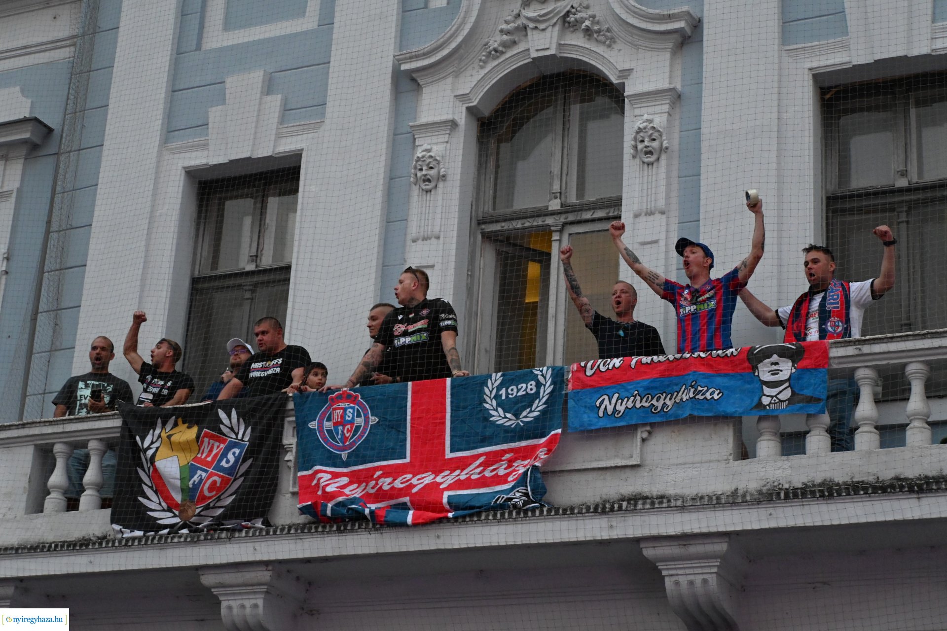 Bajnokavatás a Kossuth téren