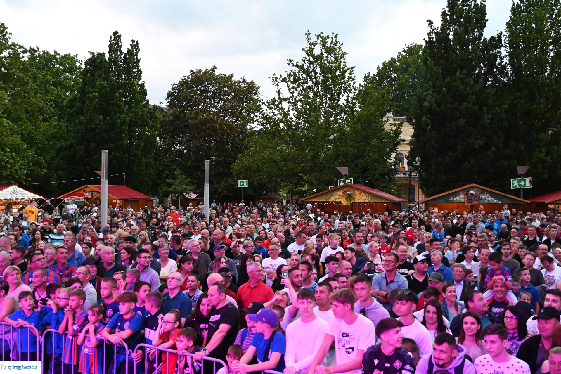 Bajnokavatás a Kossuth téren