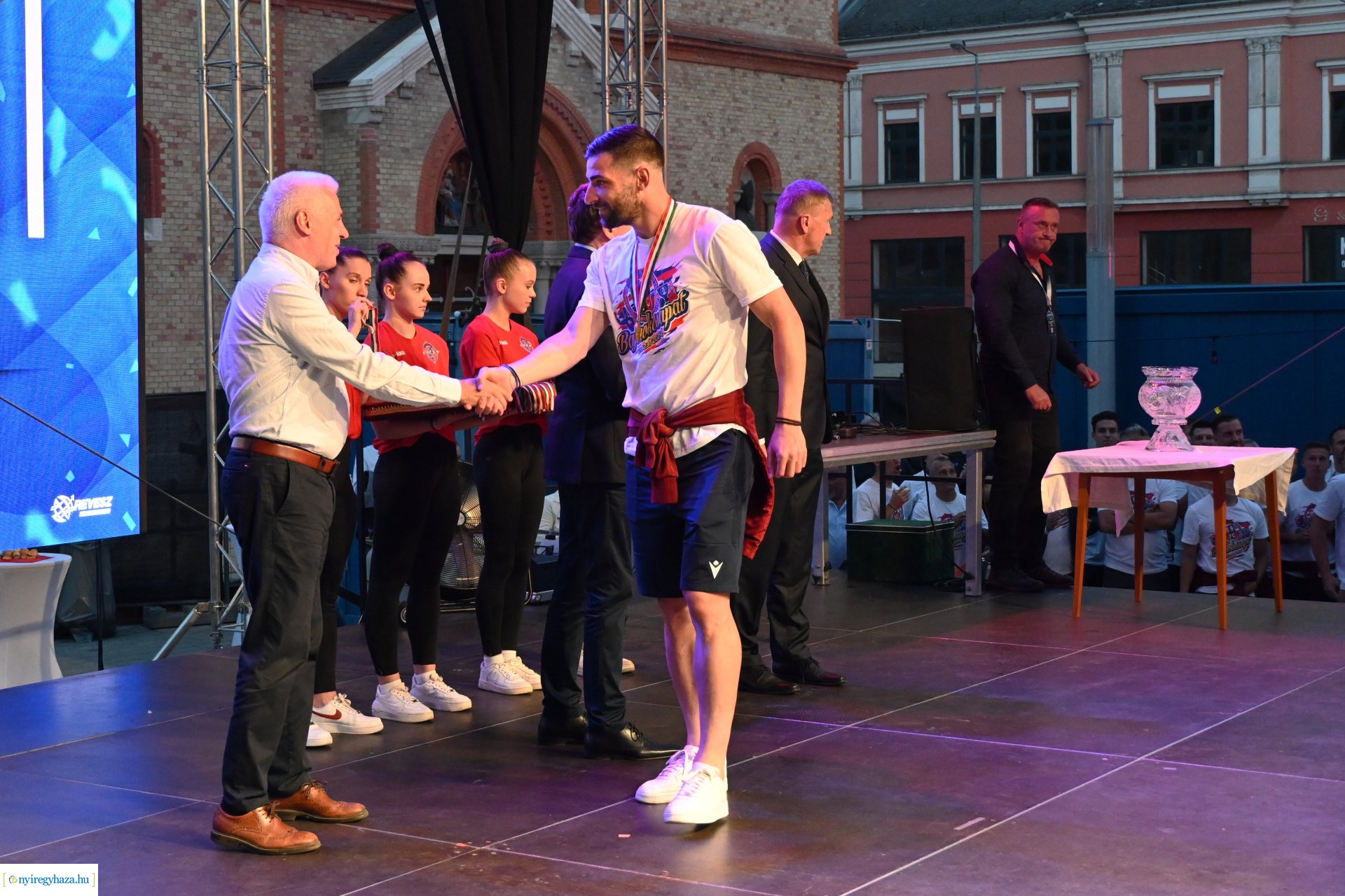 Bajnokavatás a Kossuth téren