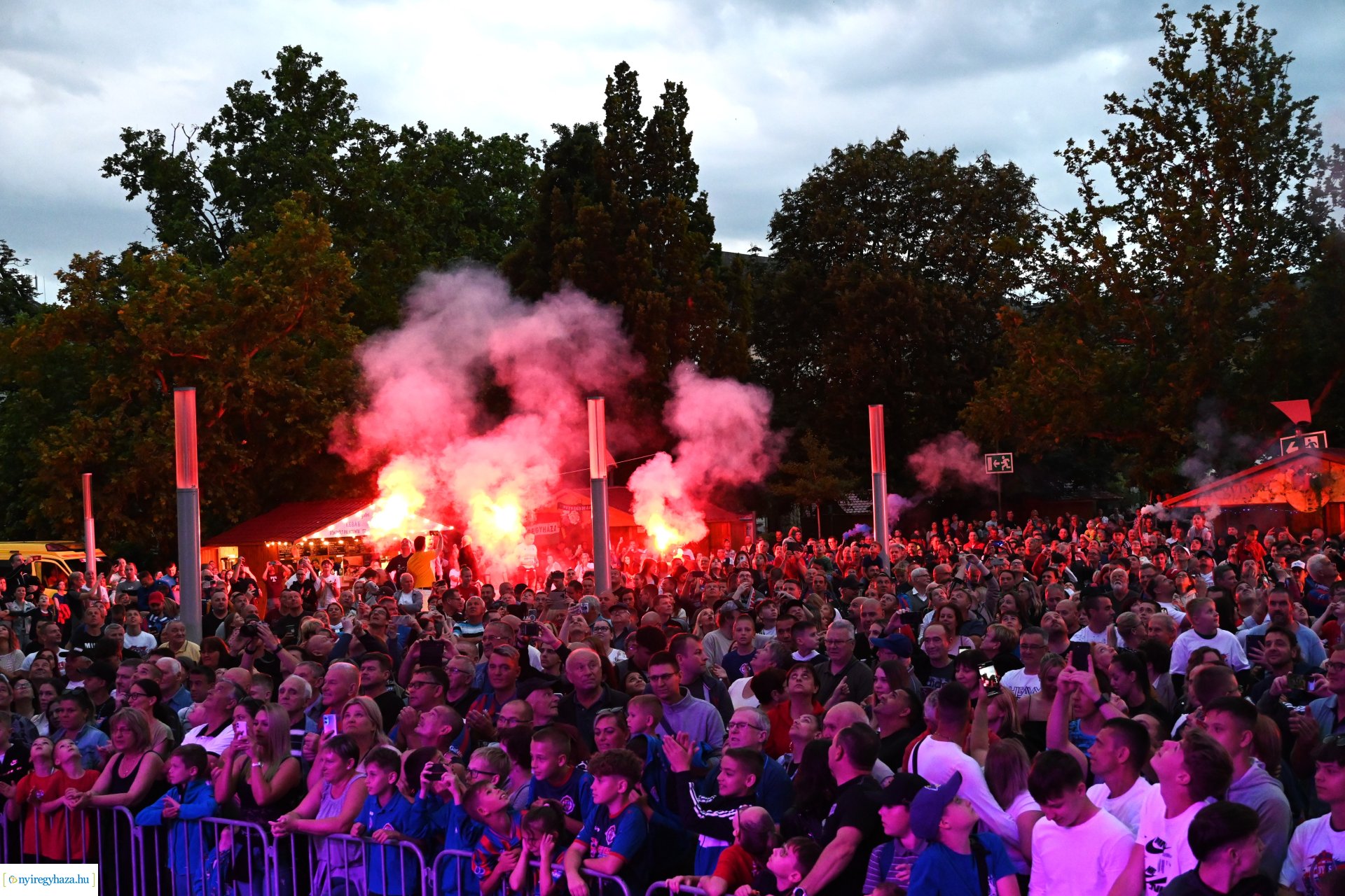 Bajnokavatás a Kossuth téren