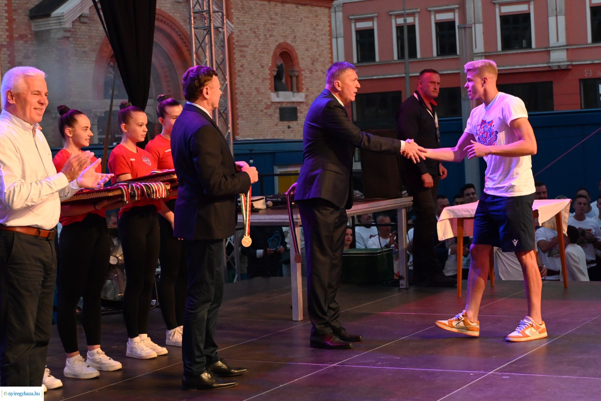 Bajnokavatás a Kossuth téren