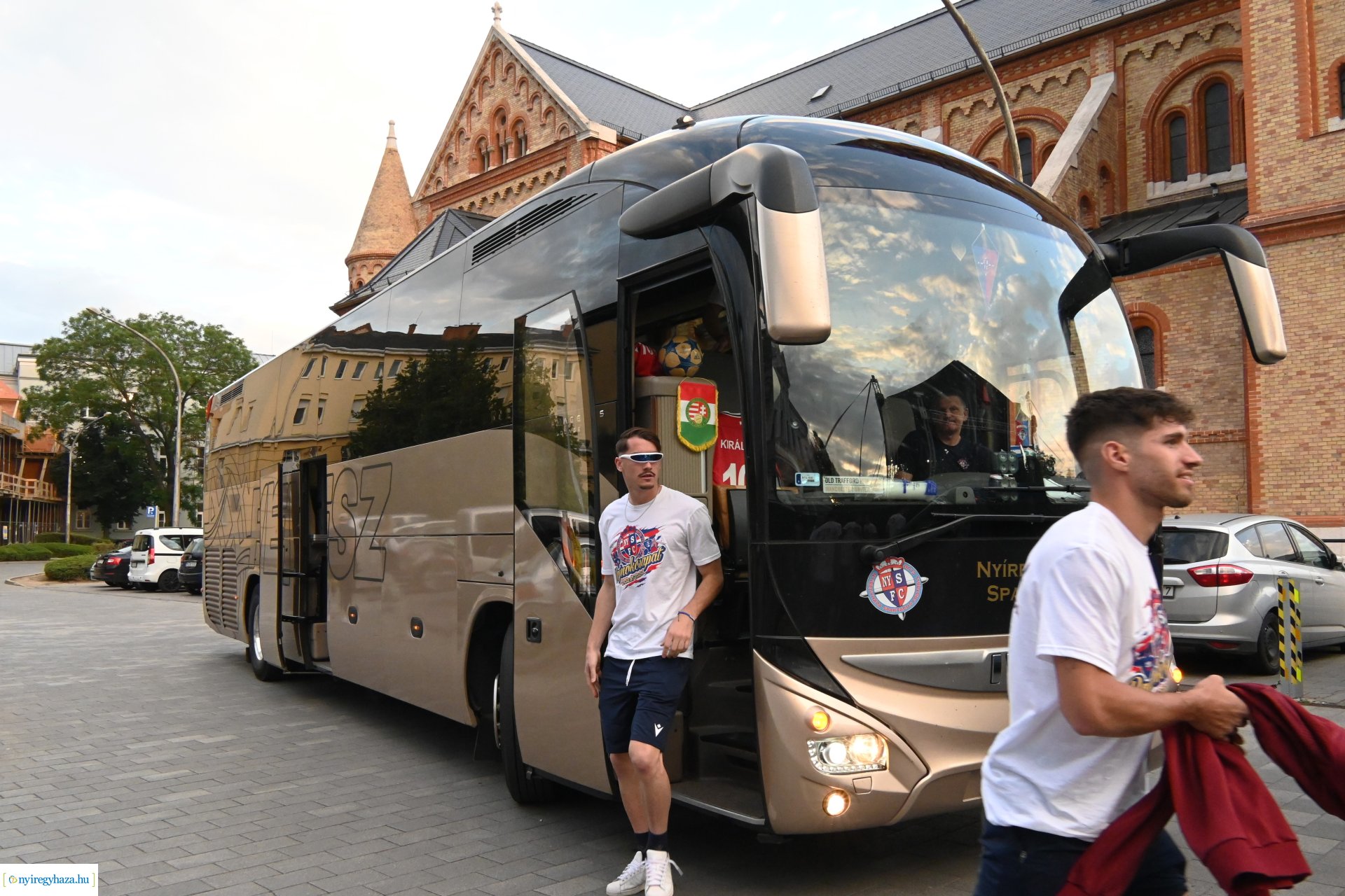 Bajnokavatás a Kossuth téren