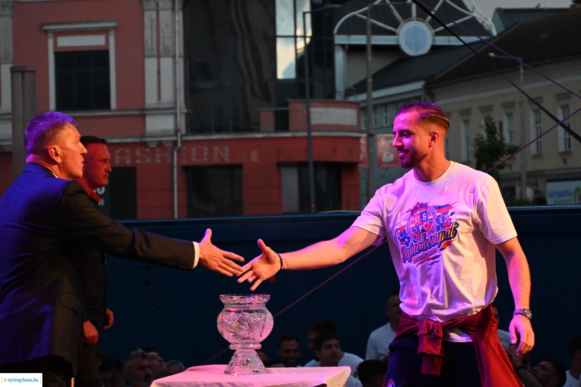 Bajnokavatás a Kossuth téren