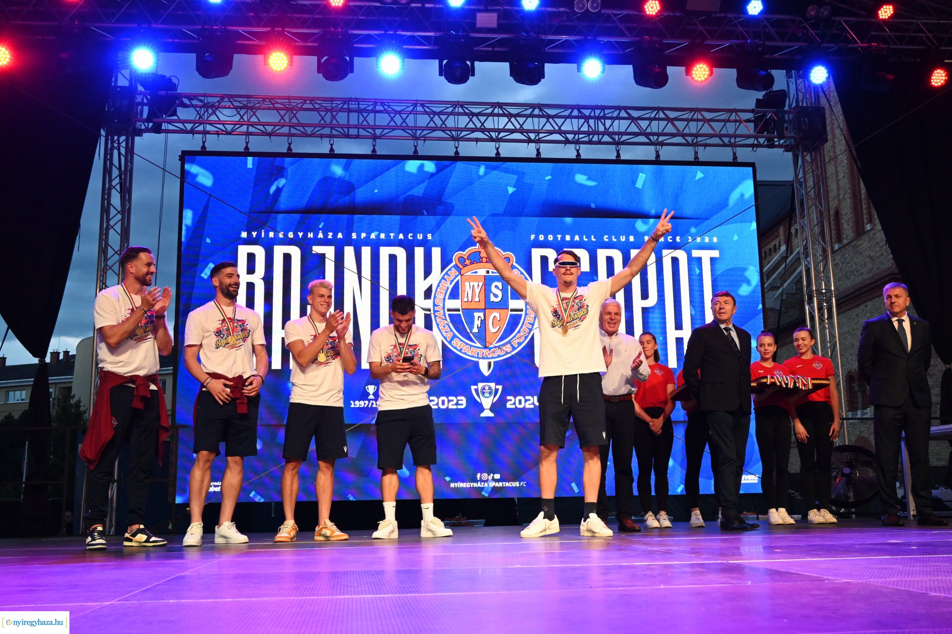 Bajnokavatás a Kossuth téren