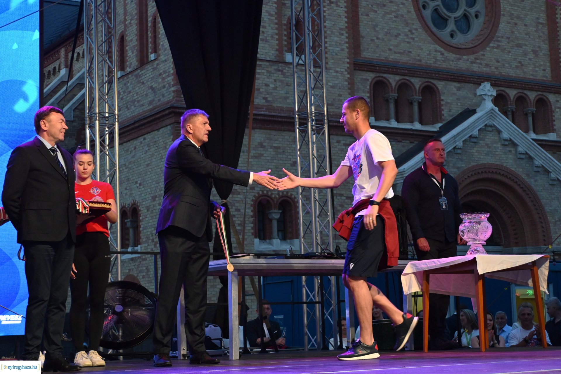 Bajnokavatás a Kossuth téren