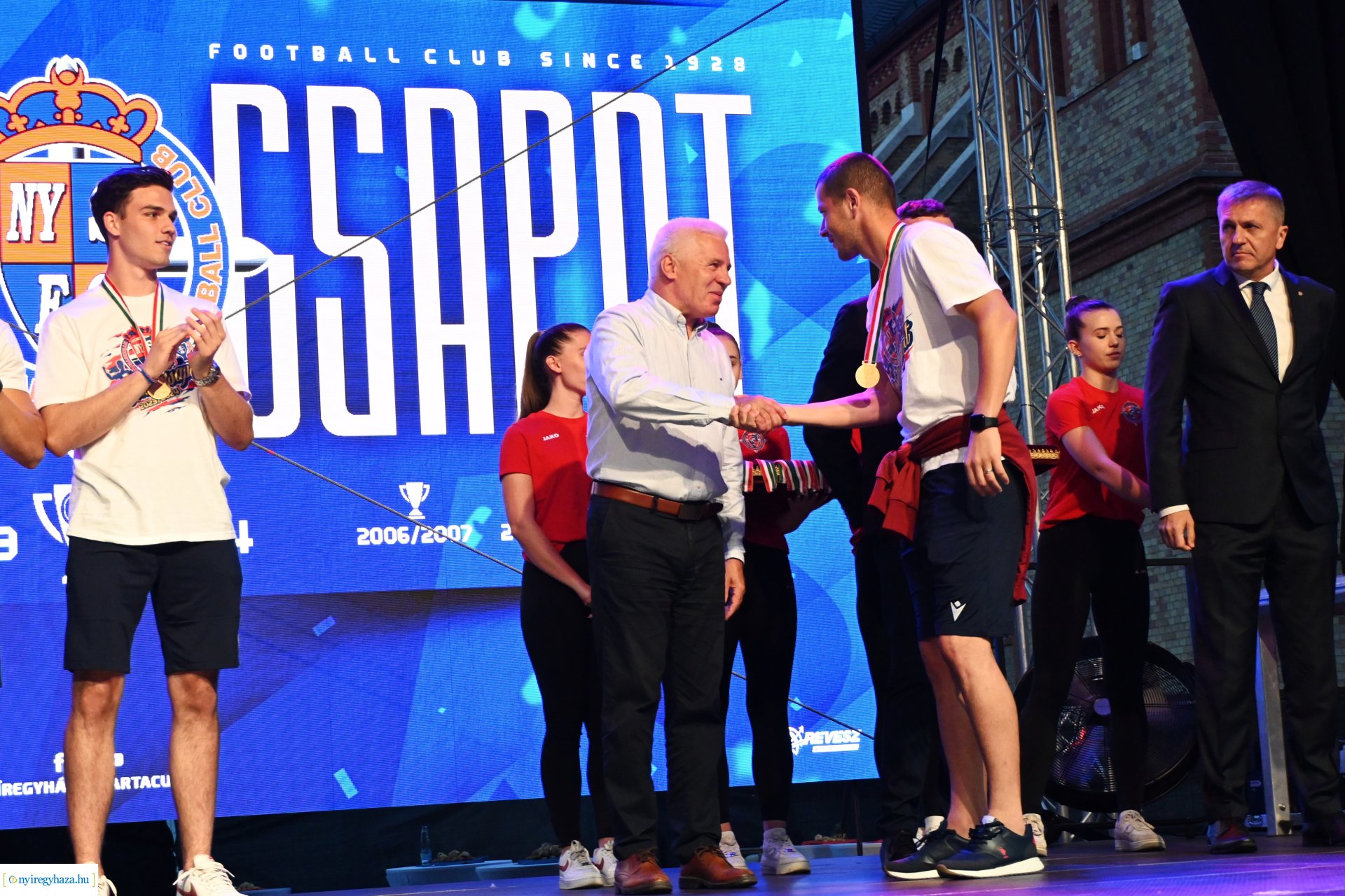 Bajnokavatás a Kossuth téren