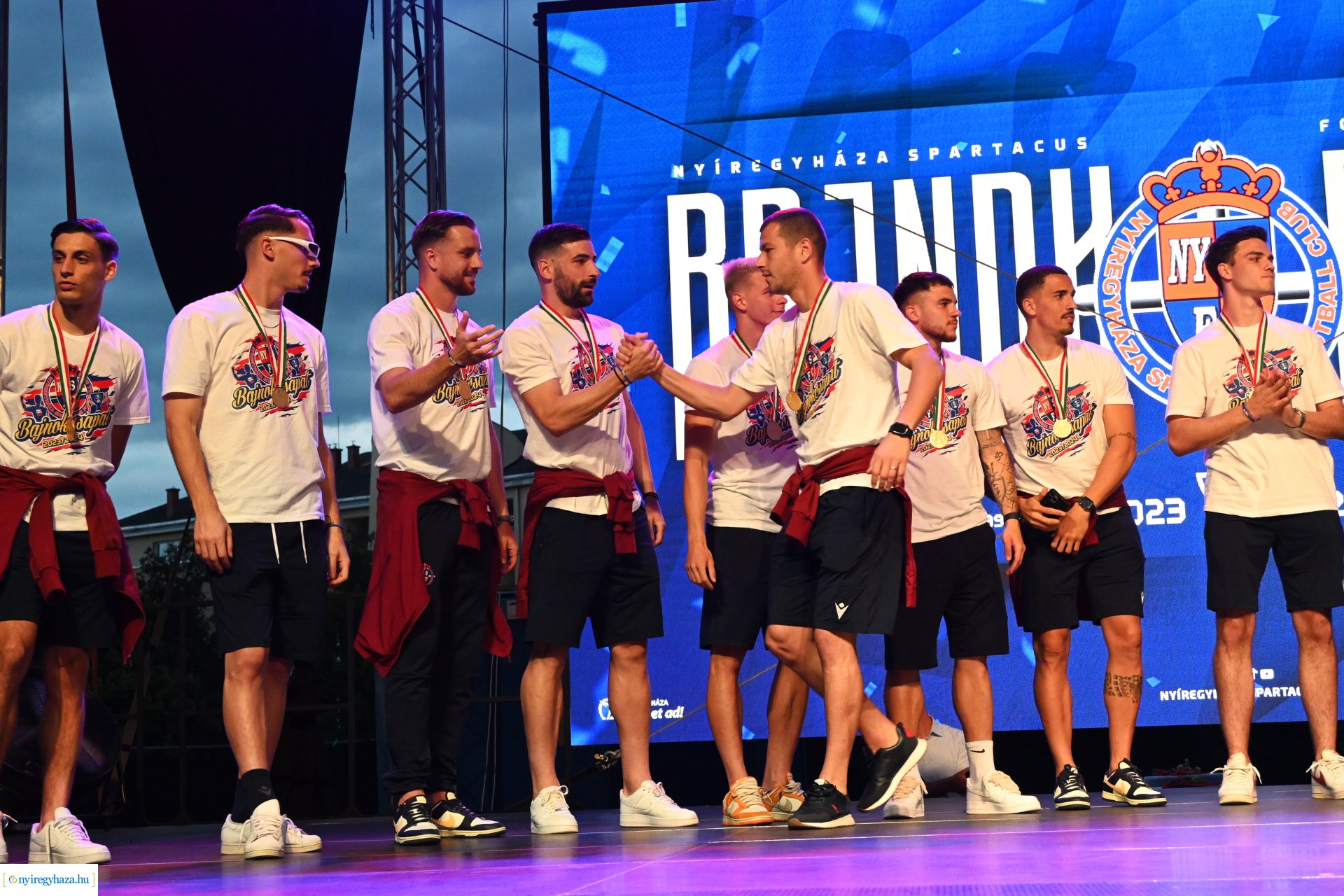 Bajnokavatás a Kossuth téren