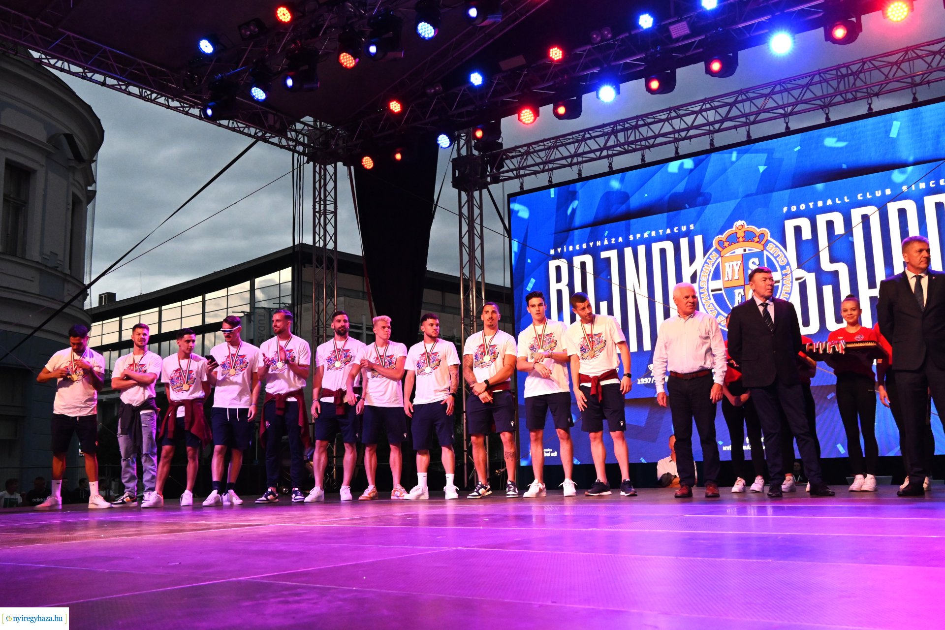 Bajnokavatás a Kossuth téren