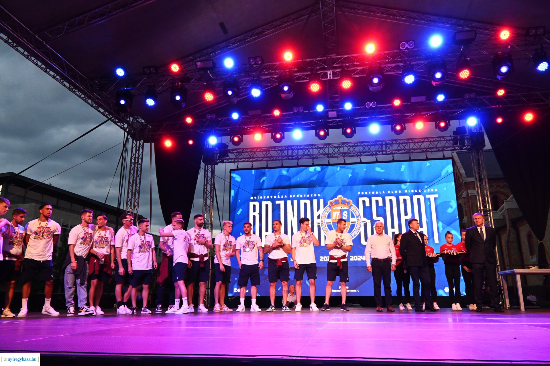 Bajnokavatás a Kossuth téren