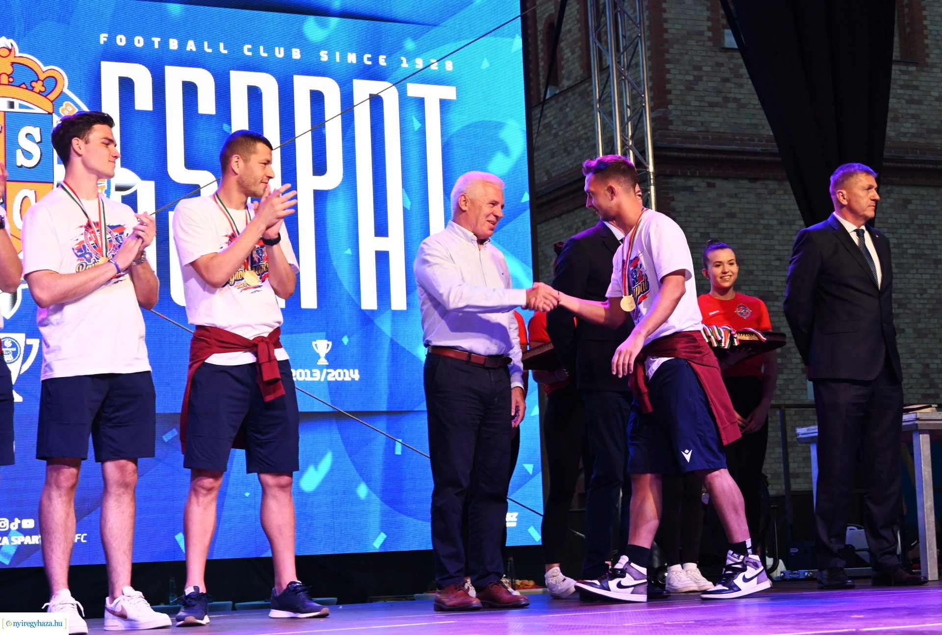 Bajnokavatás a Kossuth téren