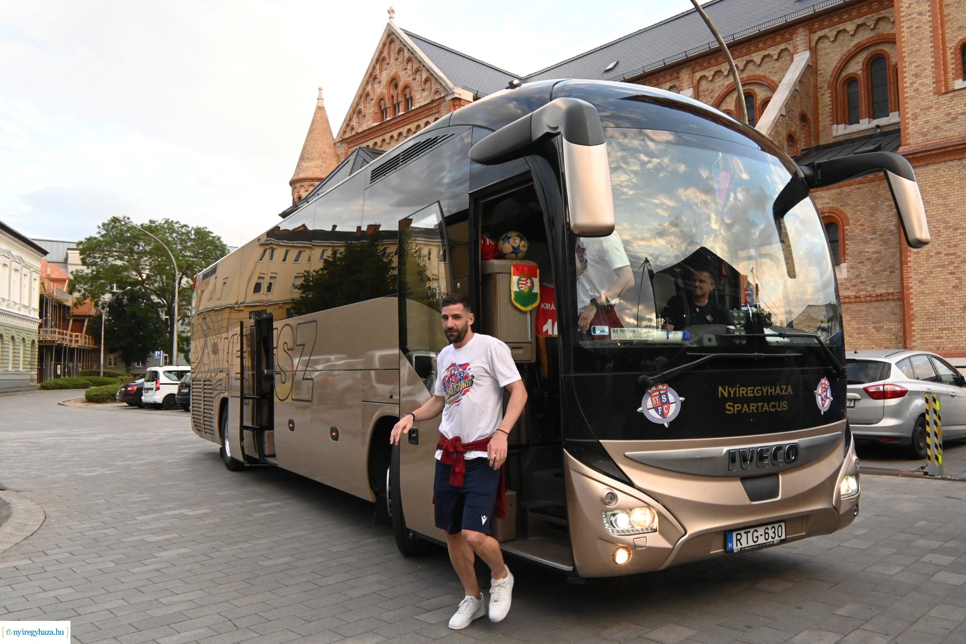 Bajnokavatás a Kossuth téren