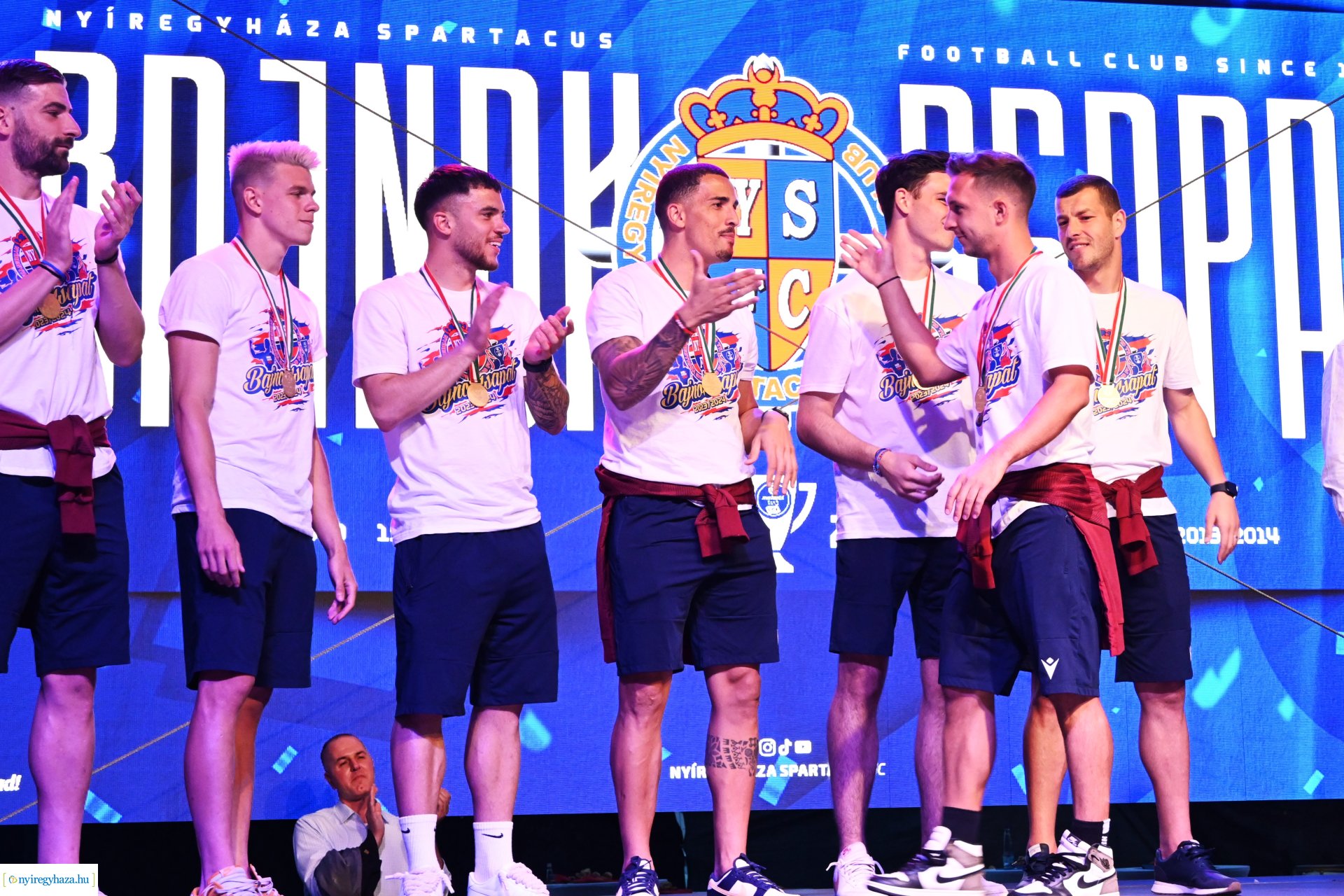 Bajnokavatás a Kossuth téren