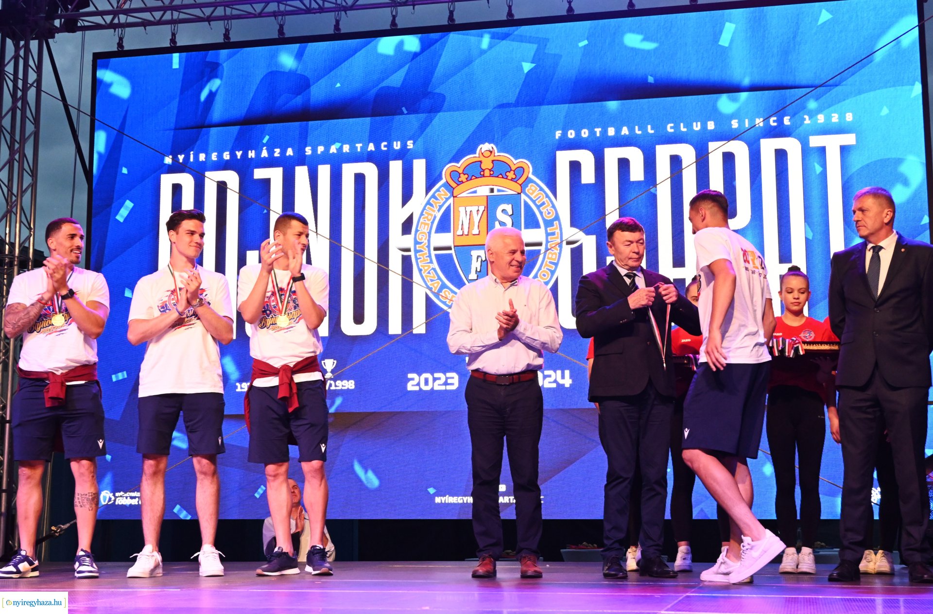 Bajnokavatás a Kossuth téren