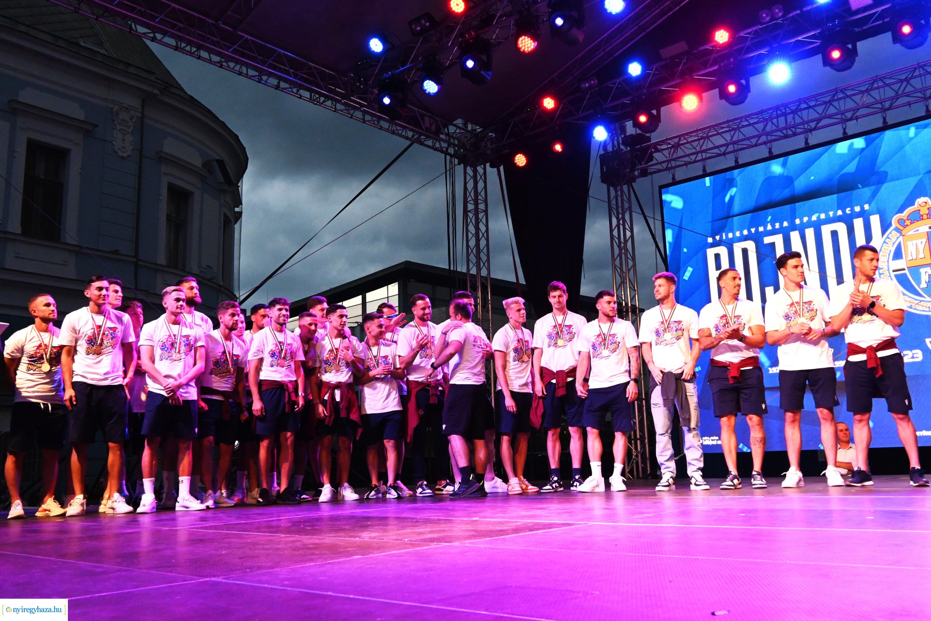 Bajnokavatás a Kossuth téren