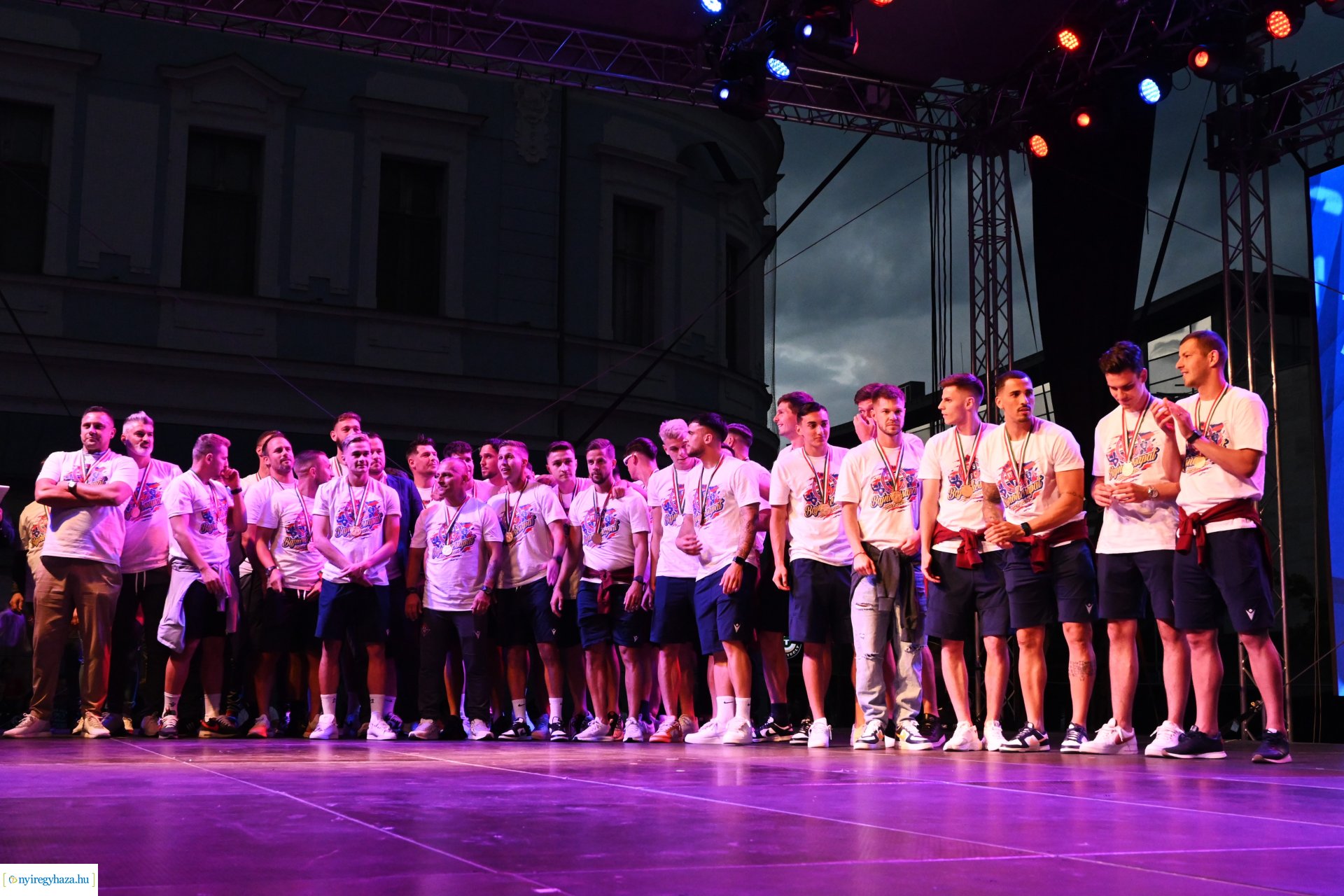 Bajnokavatás a Kossuth téren