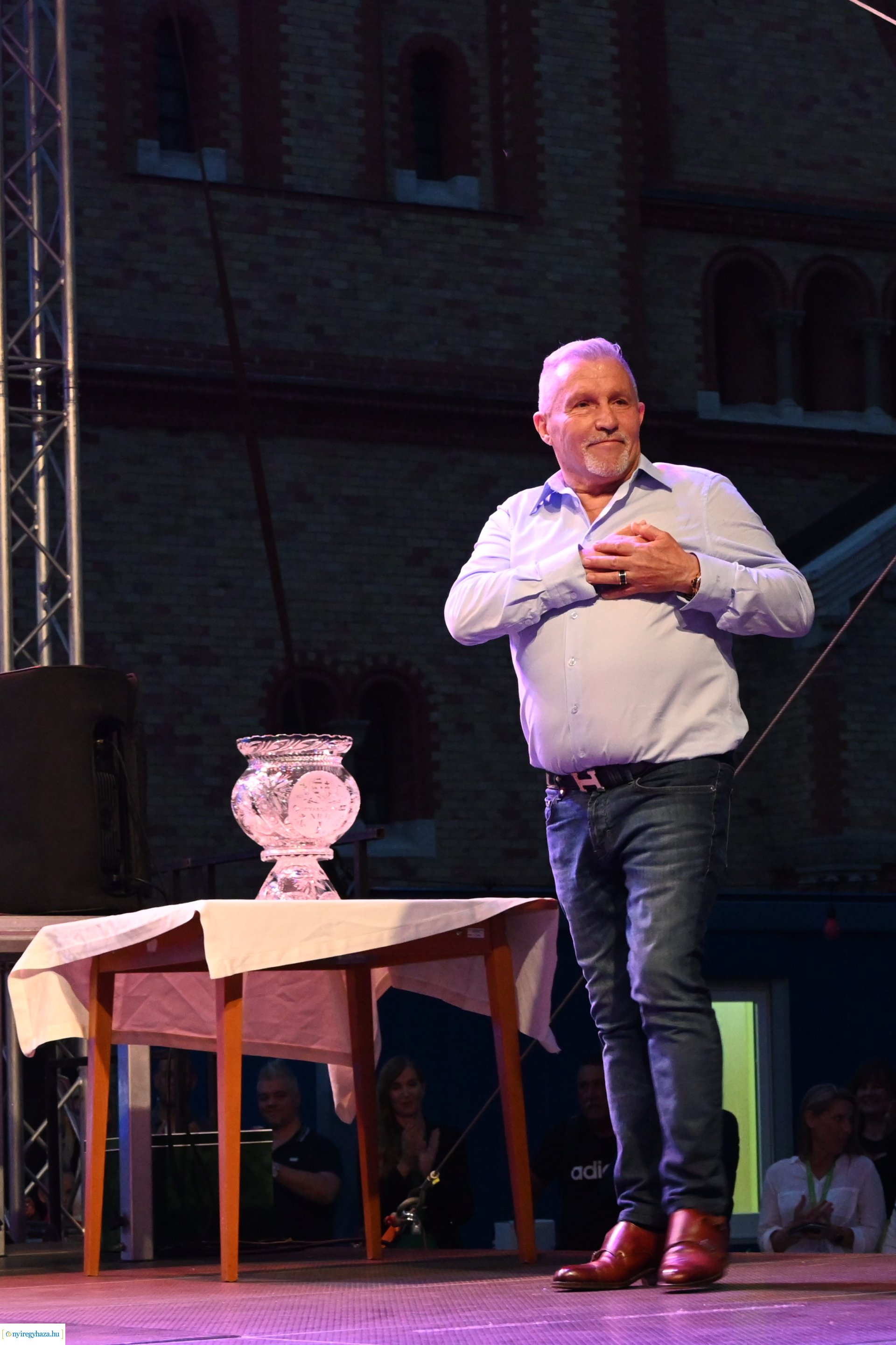 Bajnokavatás a Kossuth téren