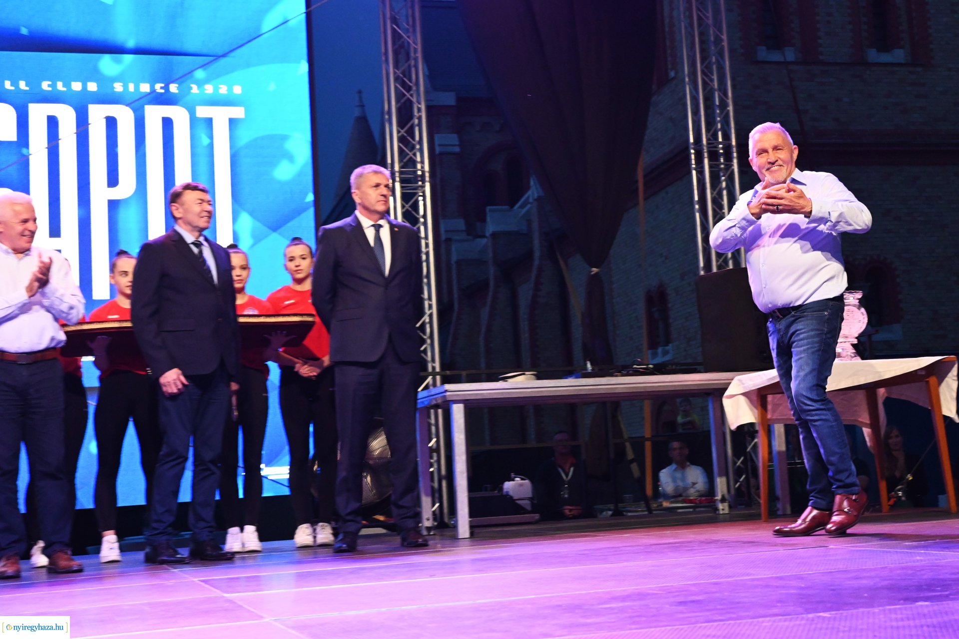 Bajnokavatás a Kossuth téren