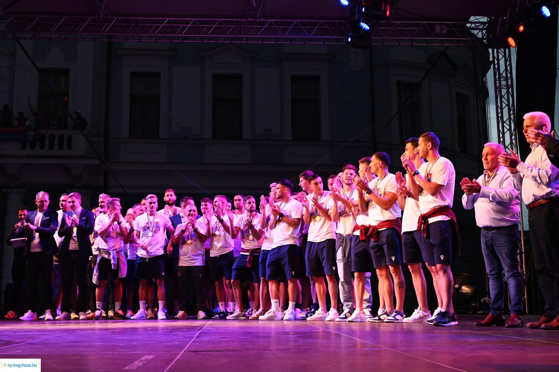 Bajnokavatás a Kossuth téren