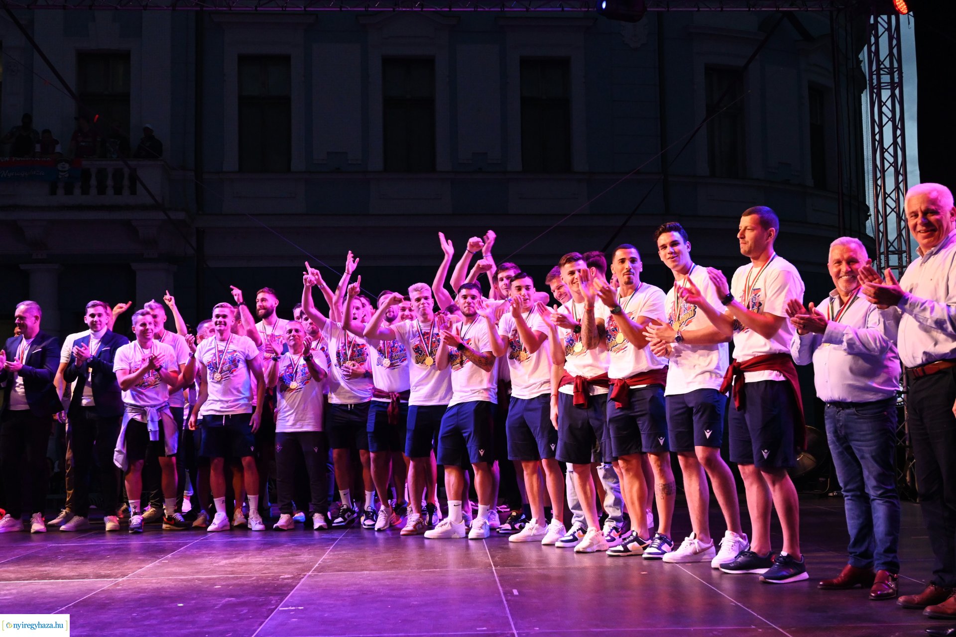 Bajnokavatás a Kossuth téren