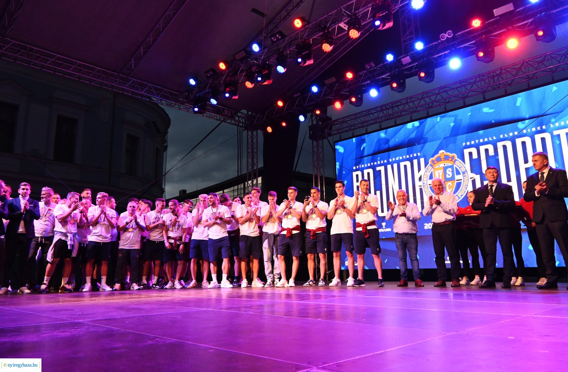 Bajnokavatás a Kossuth téren