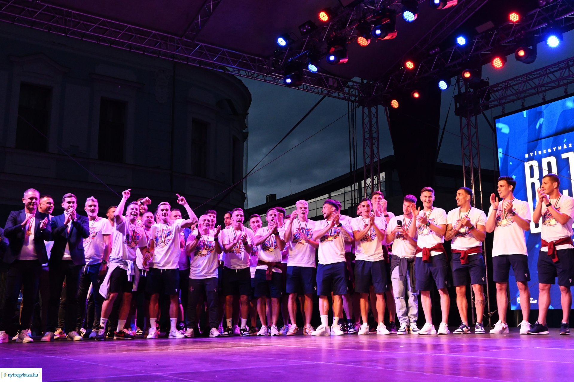 Bajnokavatás a Kossuth téren