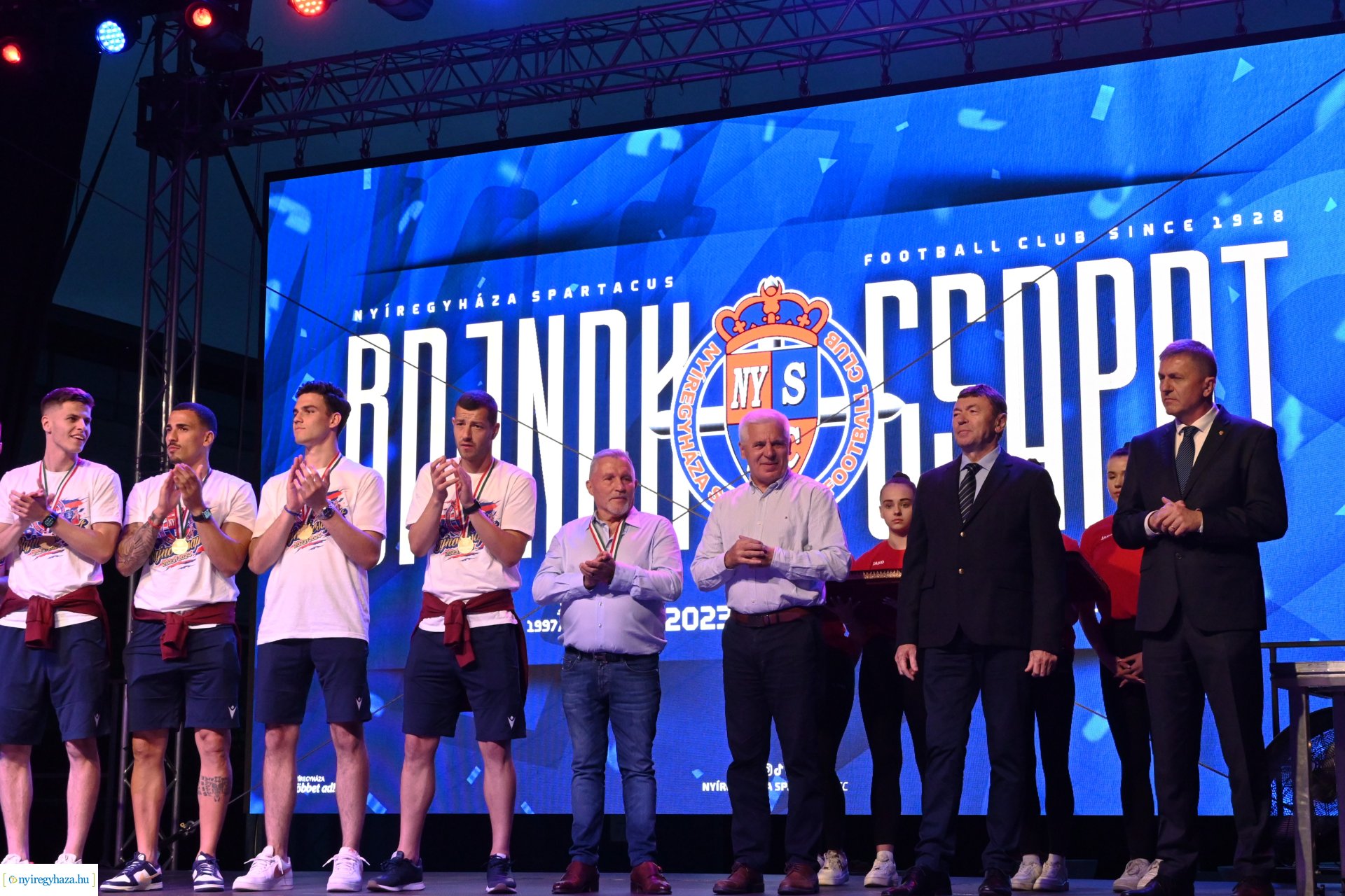 Bajnokavatás a Kossuth téren