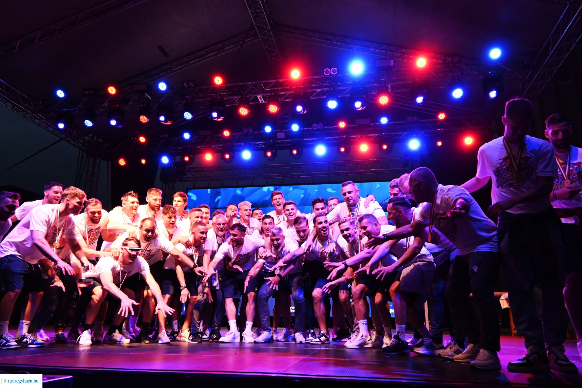 Bajnokavatás a Kossuth téren