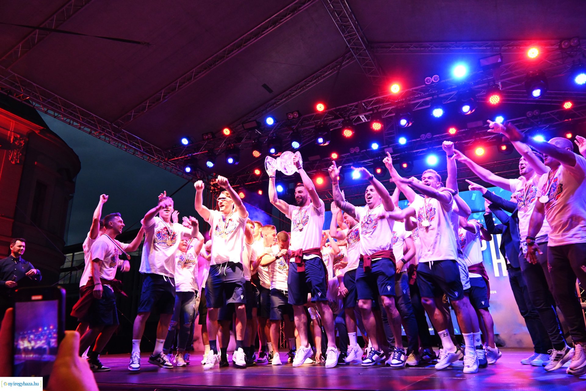 Bajnokavatás a Kossuth téren