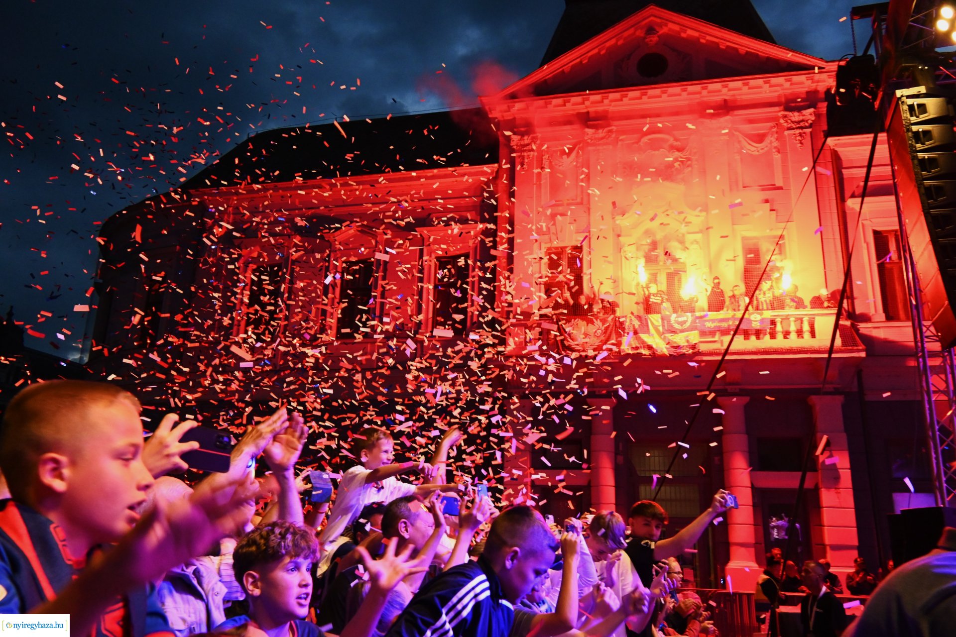 Bajnokavatás a Kossuth téren