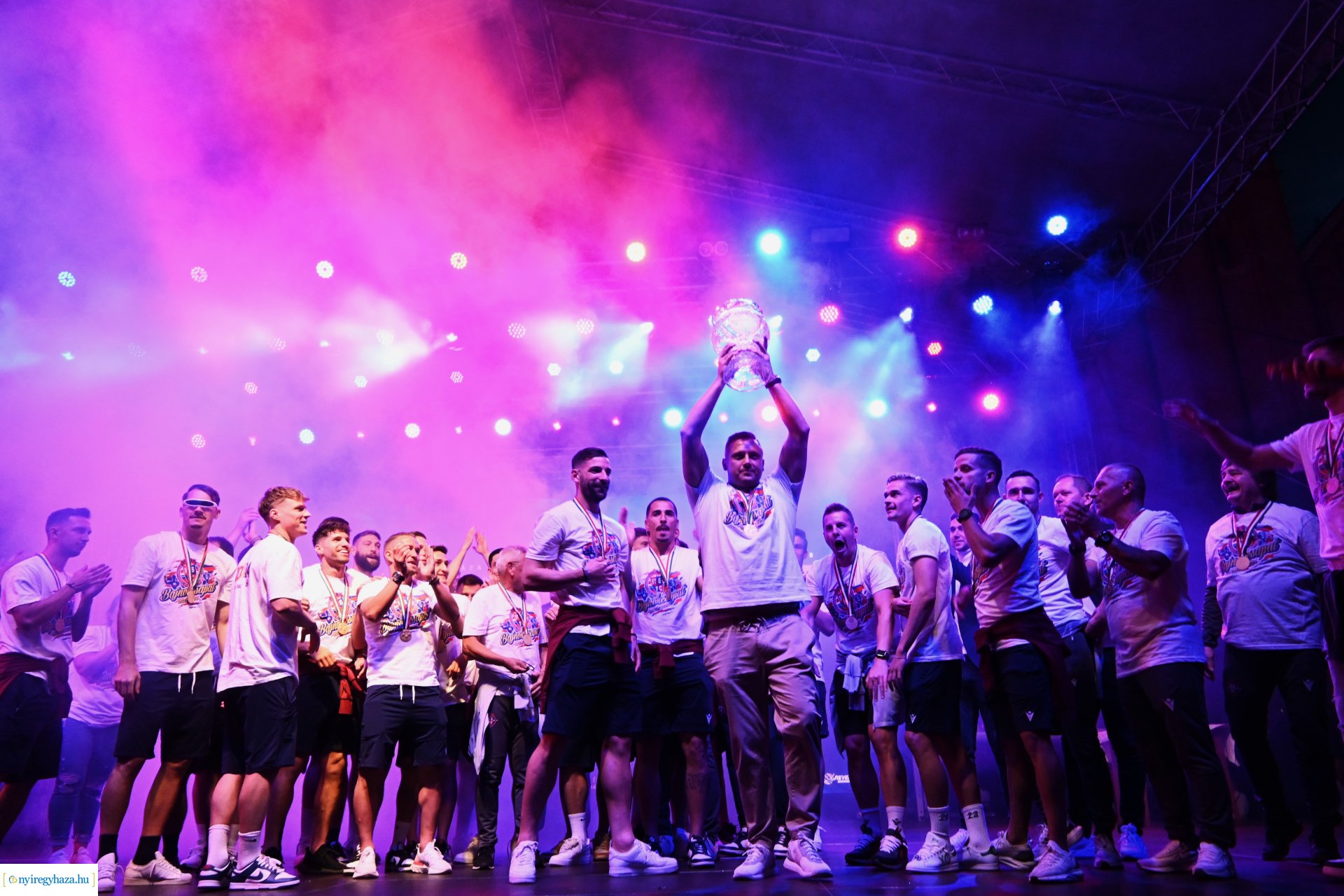 Bajnokavatás a Kossuth téren