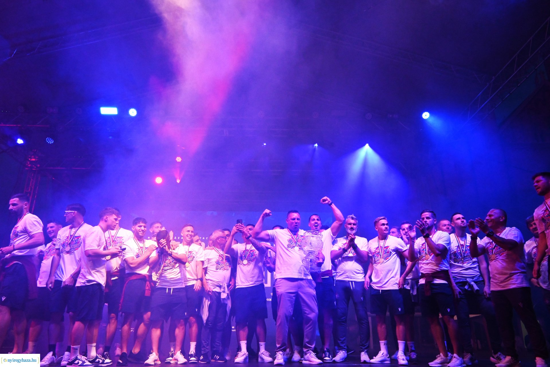 Bajnokavatás a Kossuth téren