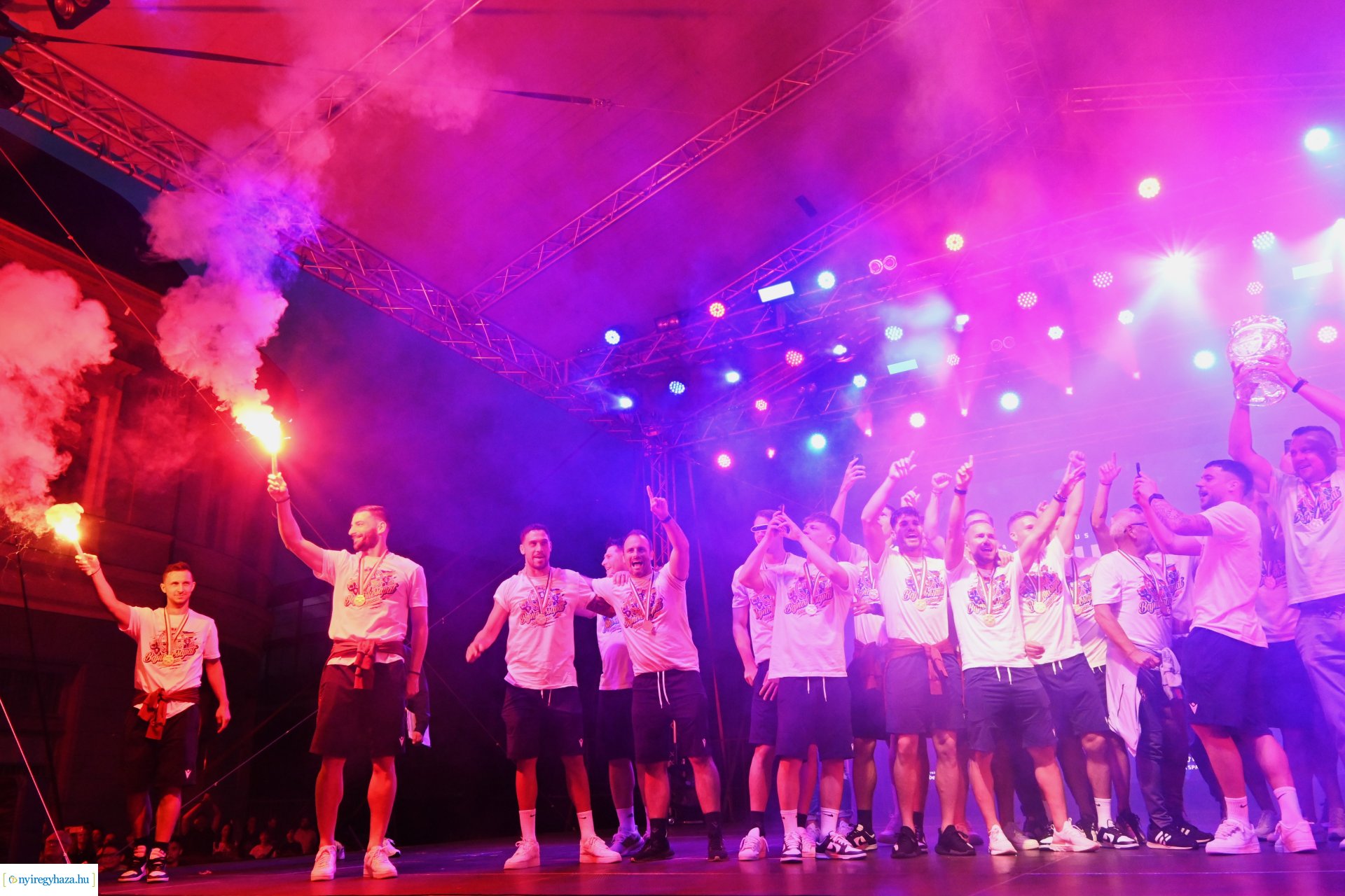 Bajnokavatás a Kossuth téren