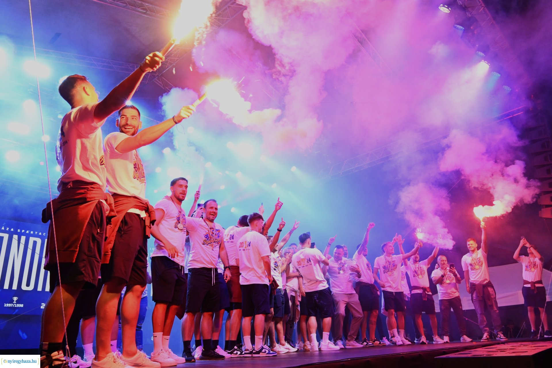 Bajnokavatás a Kossuth téren