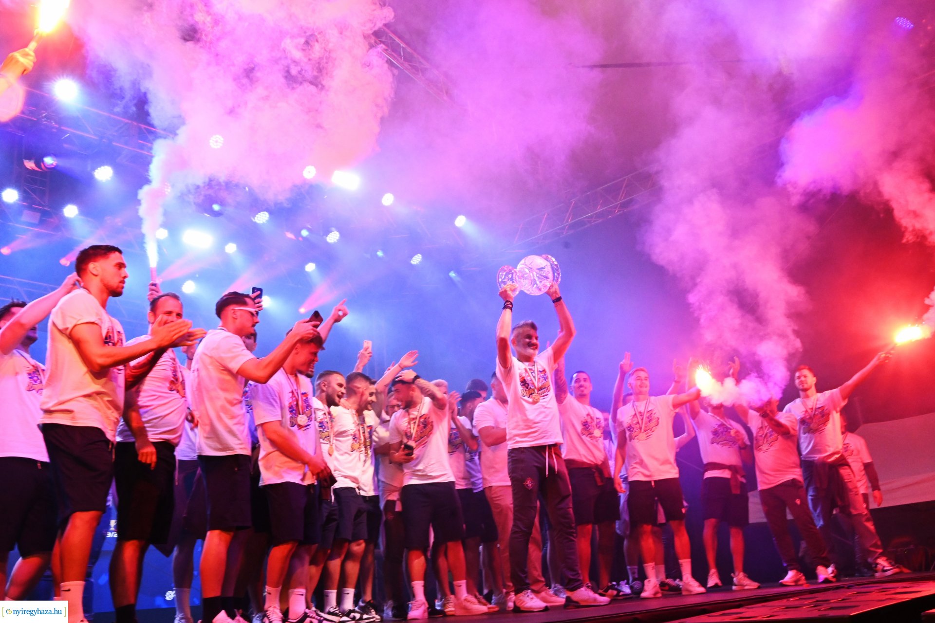 Bajnokavatás a Kossuth téren