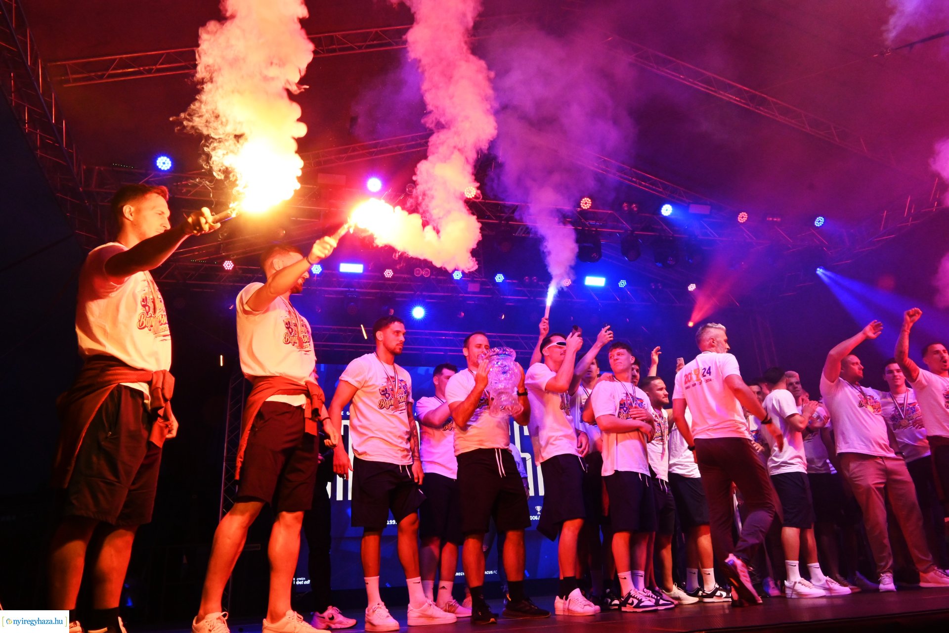 Bajnokavatás a Kossuth téren