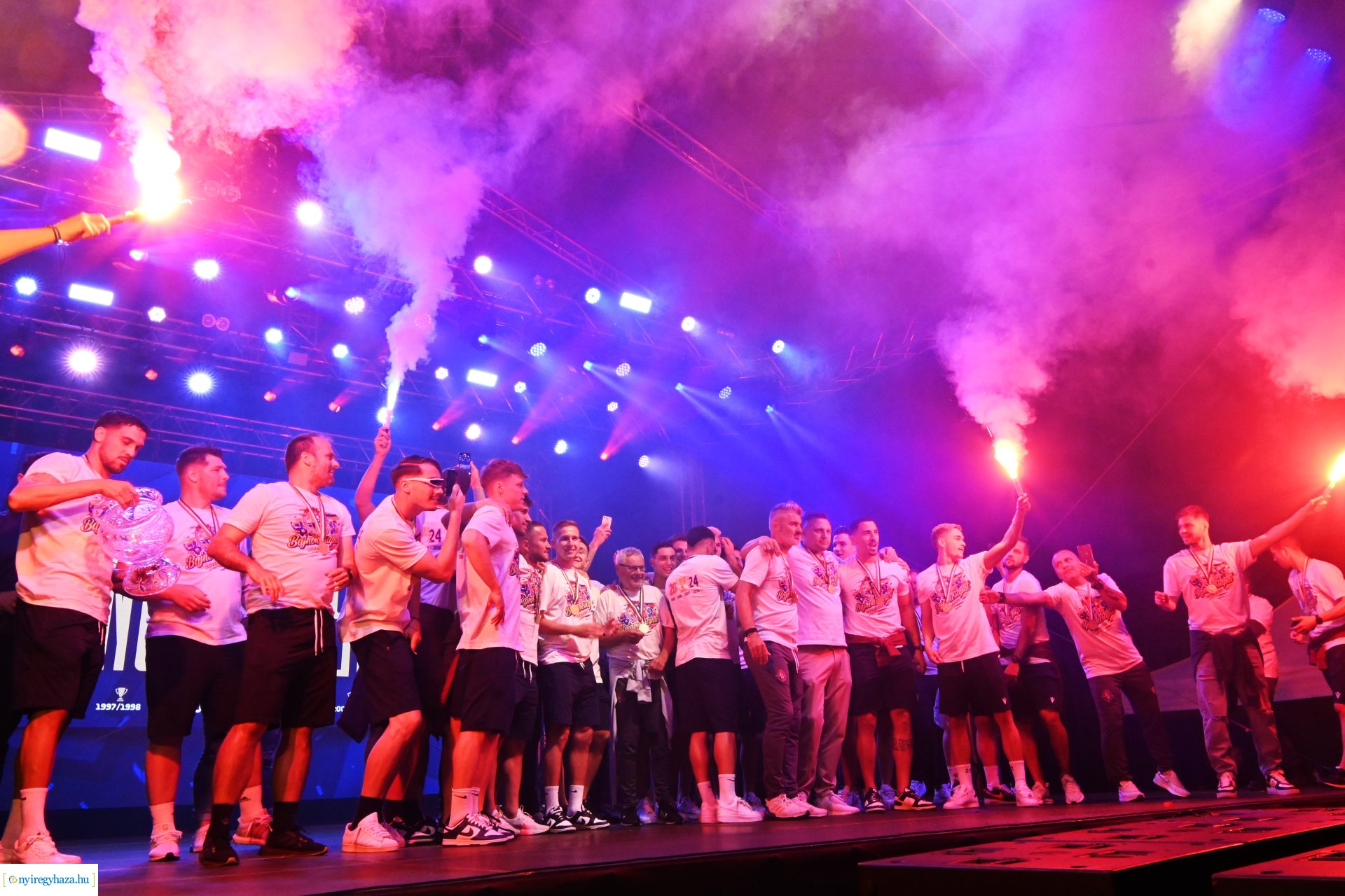 Bajnokavatás a Kossuth téren