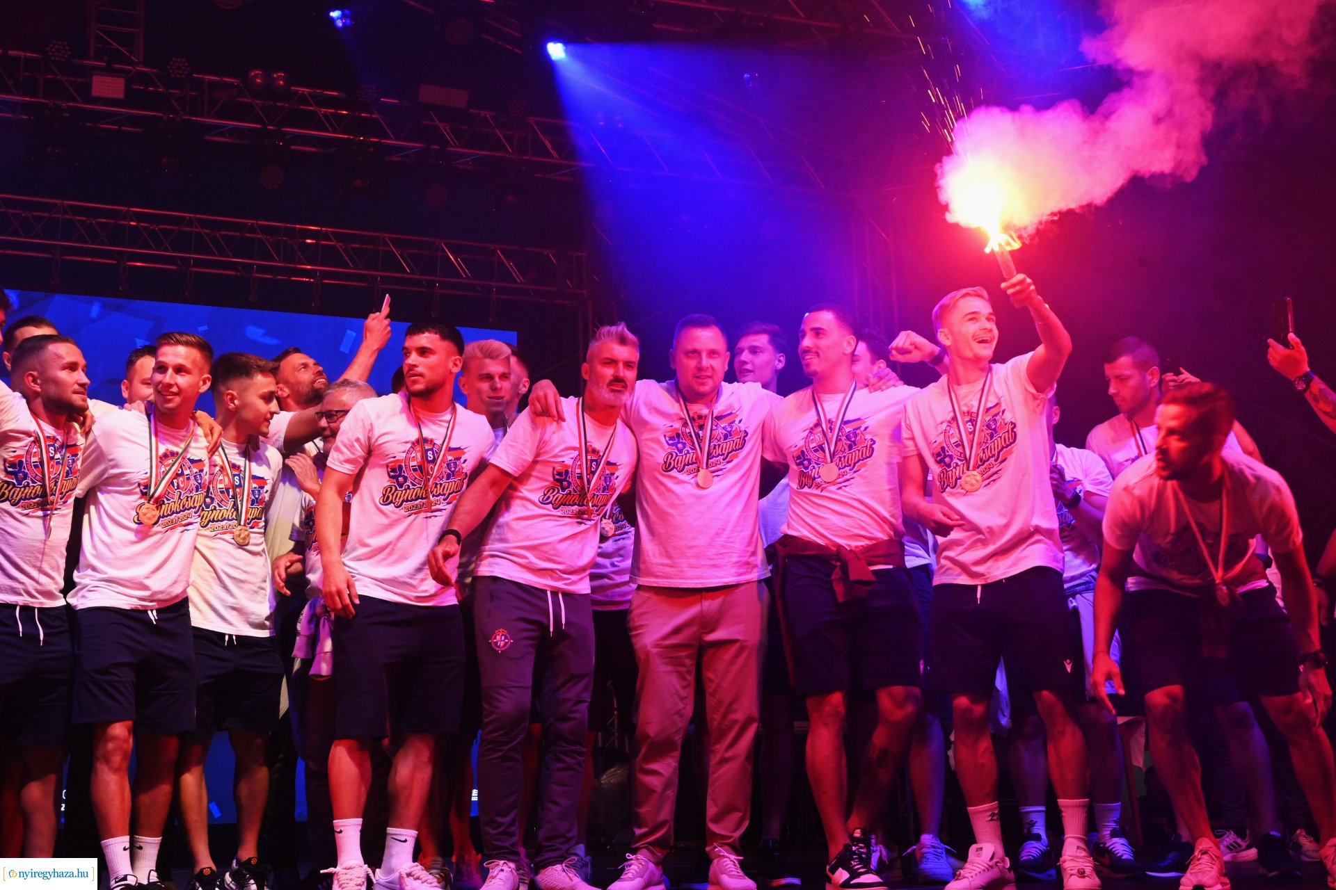 Bajnokavatás a Kossuth téren