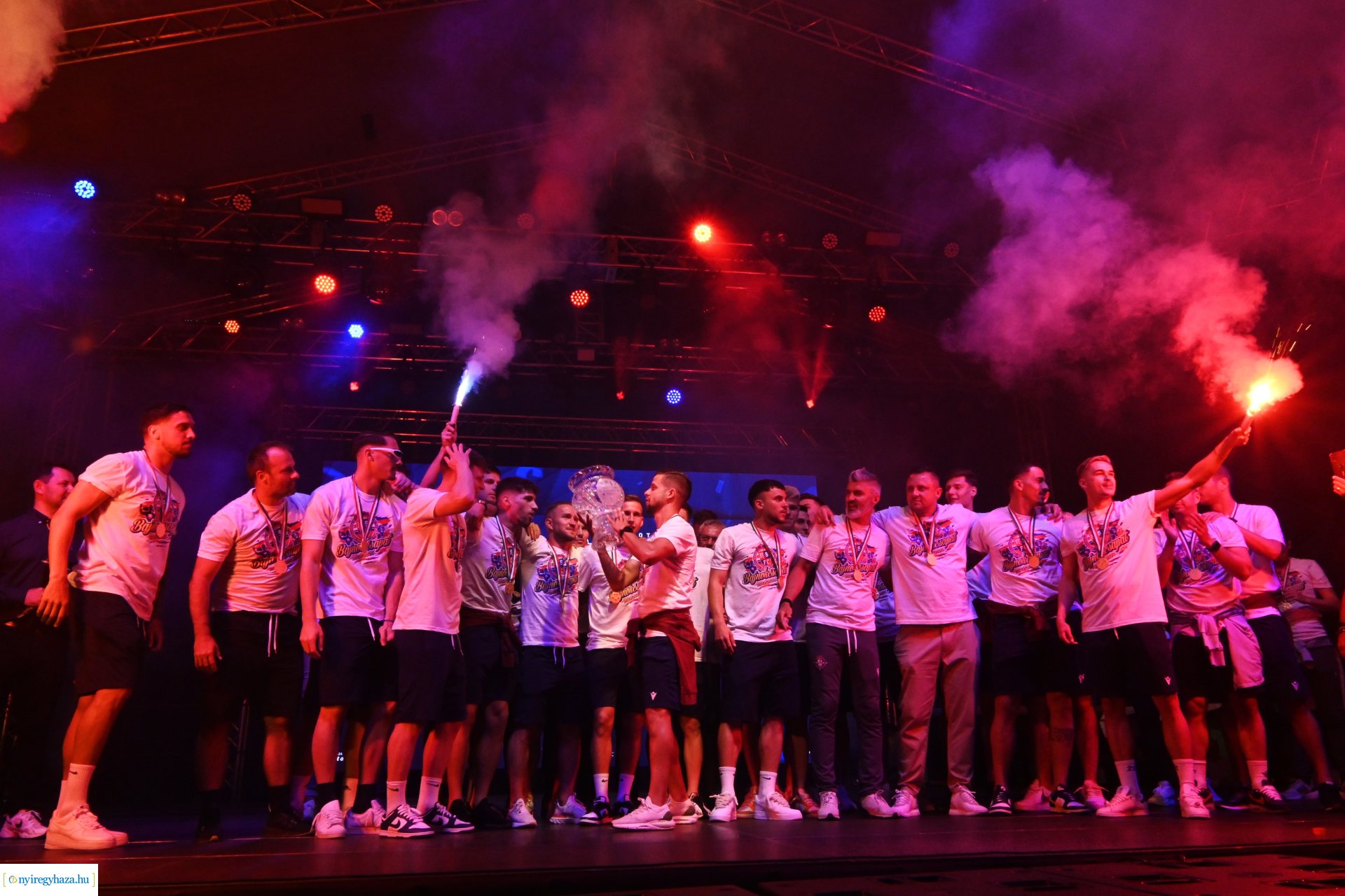 Bajnokavatás a Kossuth téren