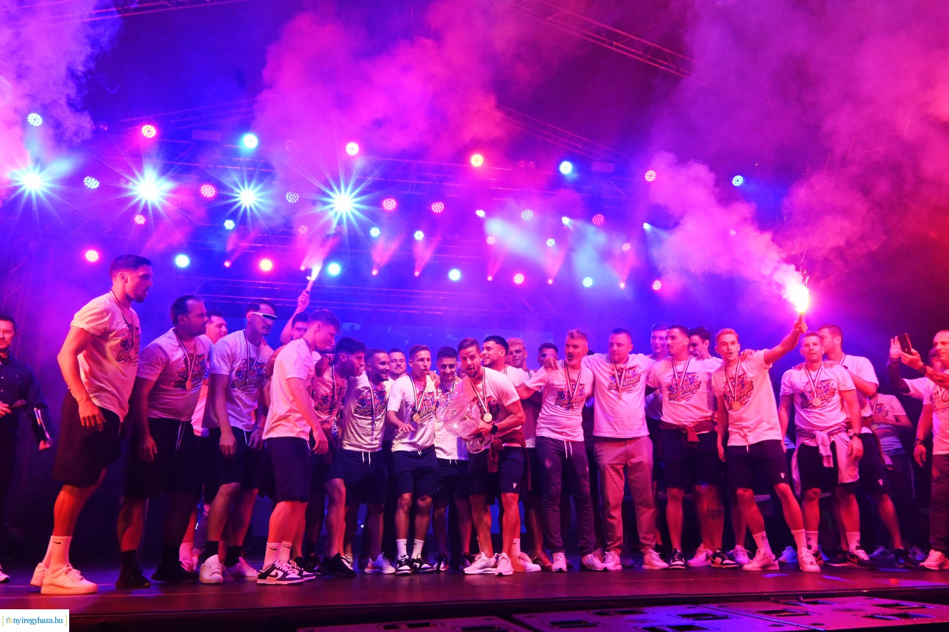 Bajnokavatás a Kossuth téren