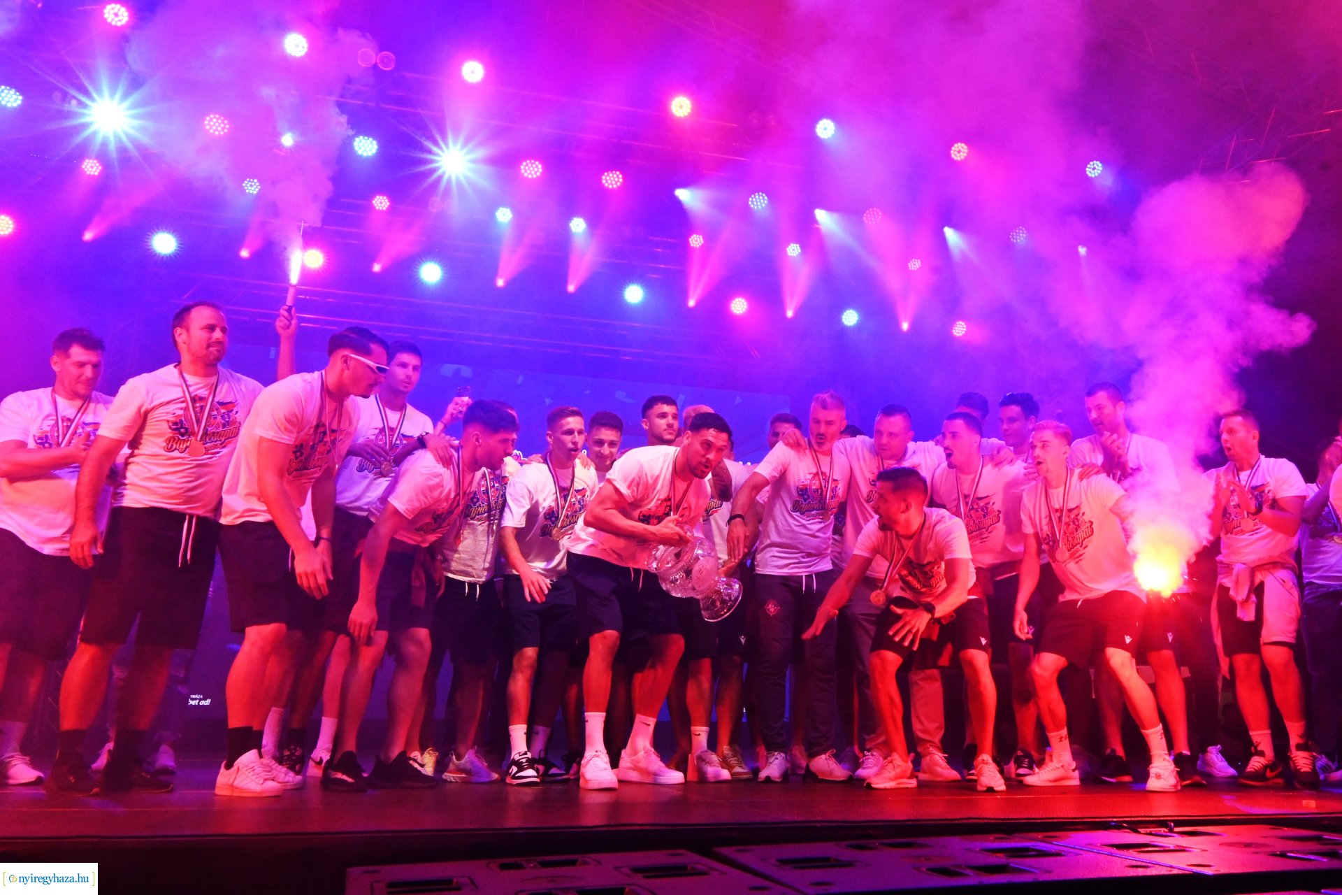 Bajnokavatás a Kossuth téren