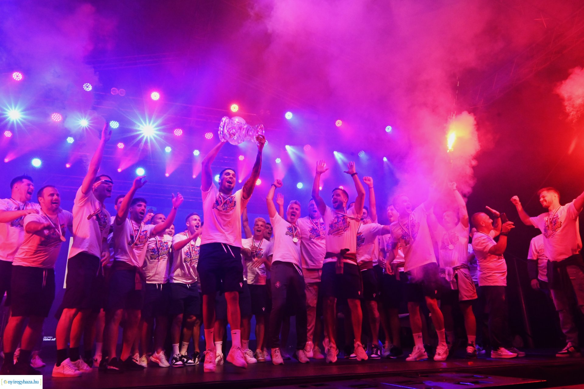 Bajnokavatás a Kossuth téren