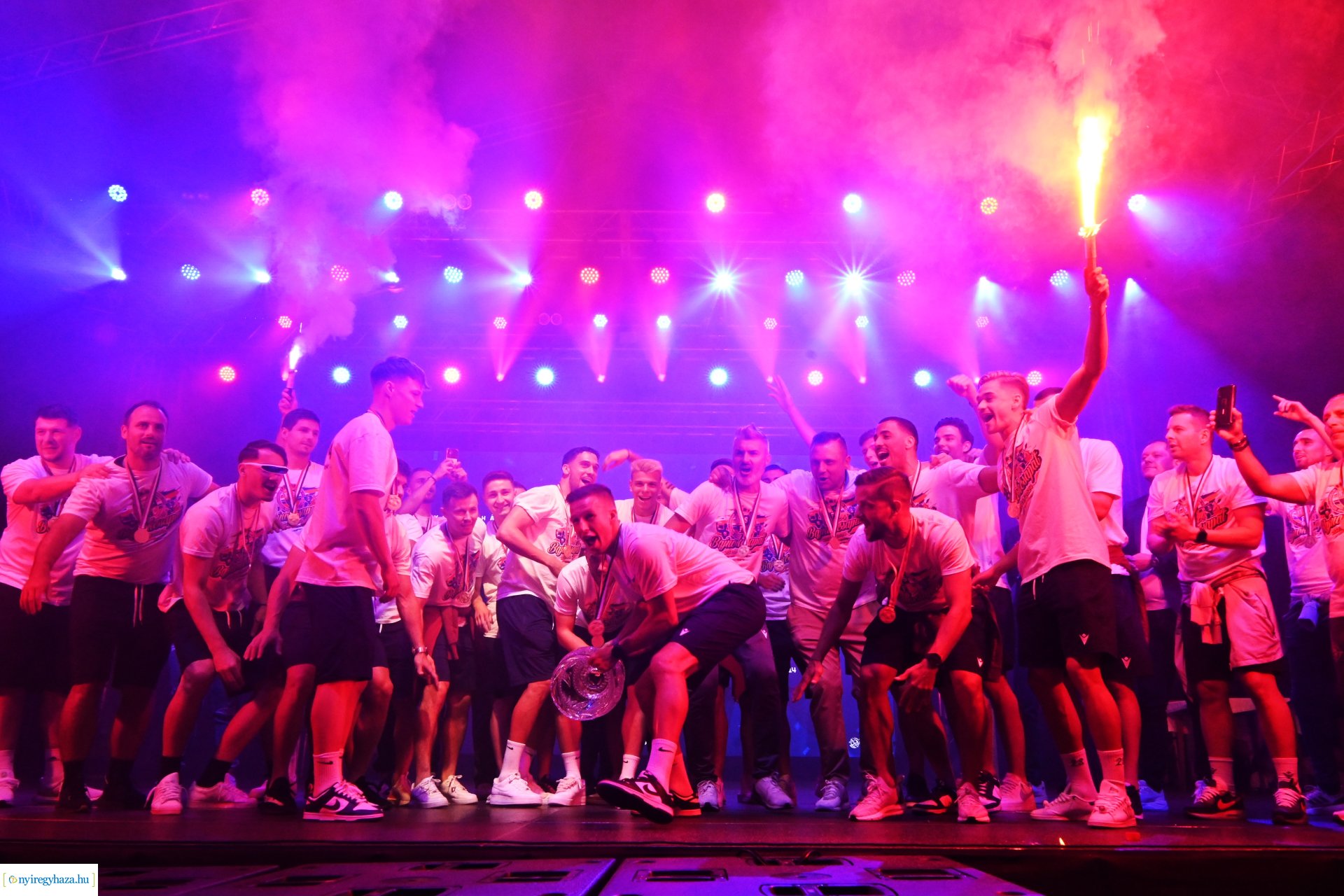 Bajnokavatás a Kossuth téren