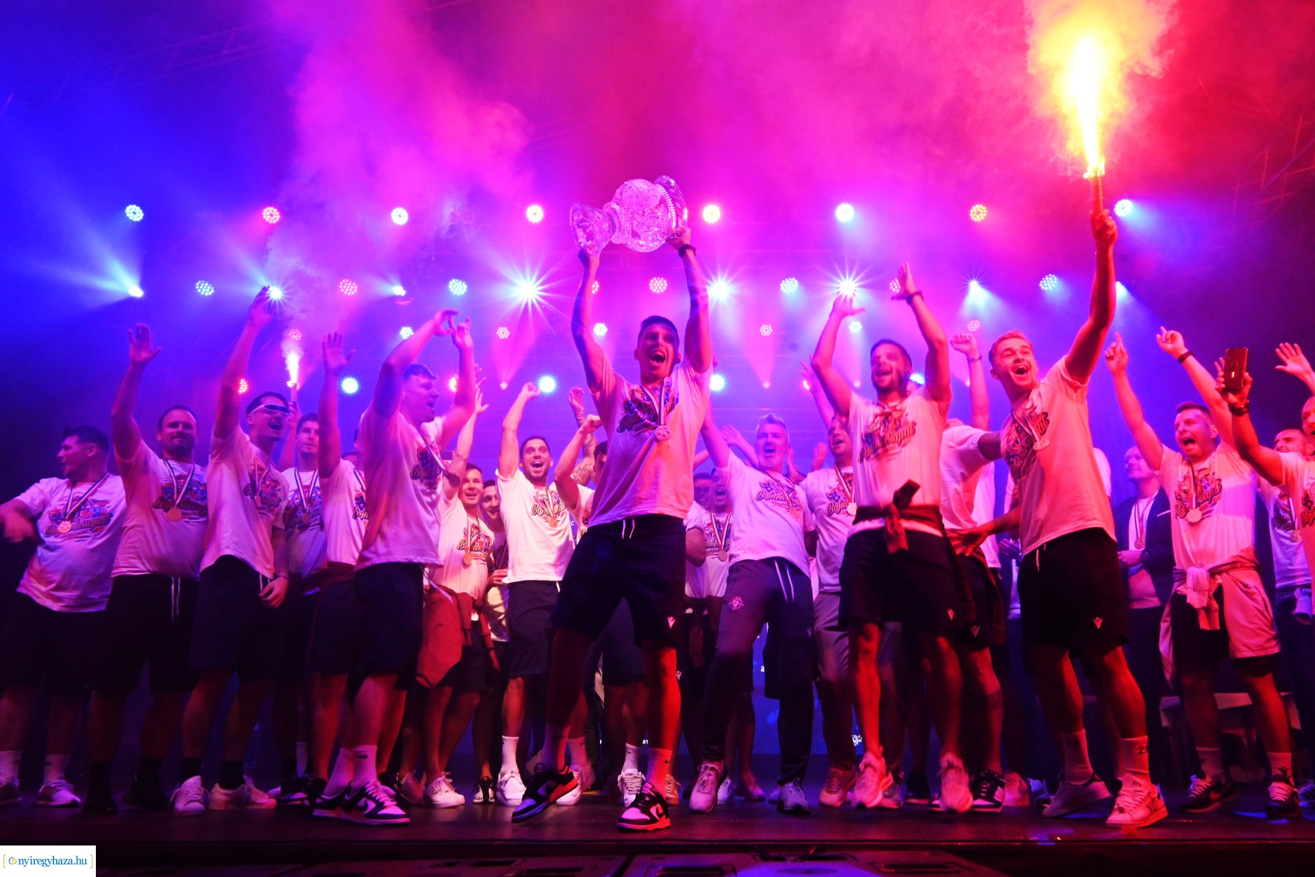 Bajnokavatás a Kossuth téren