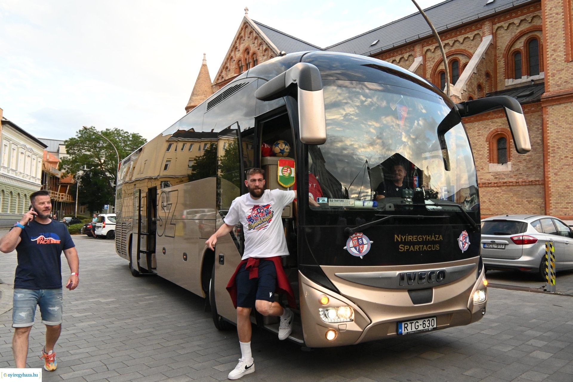 Bajnokavatás a Kossuth téren