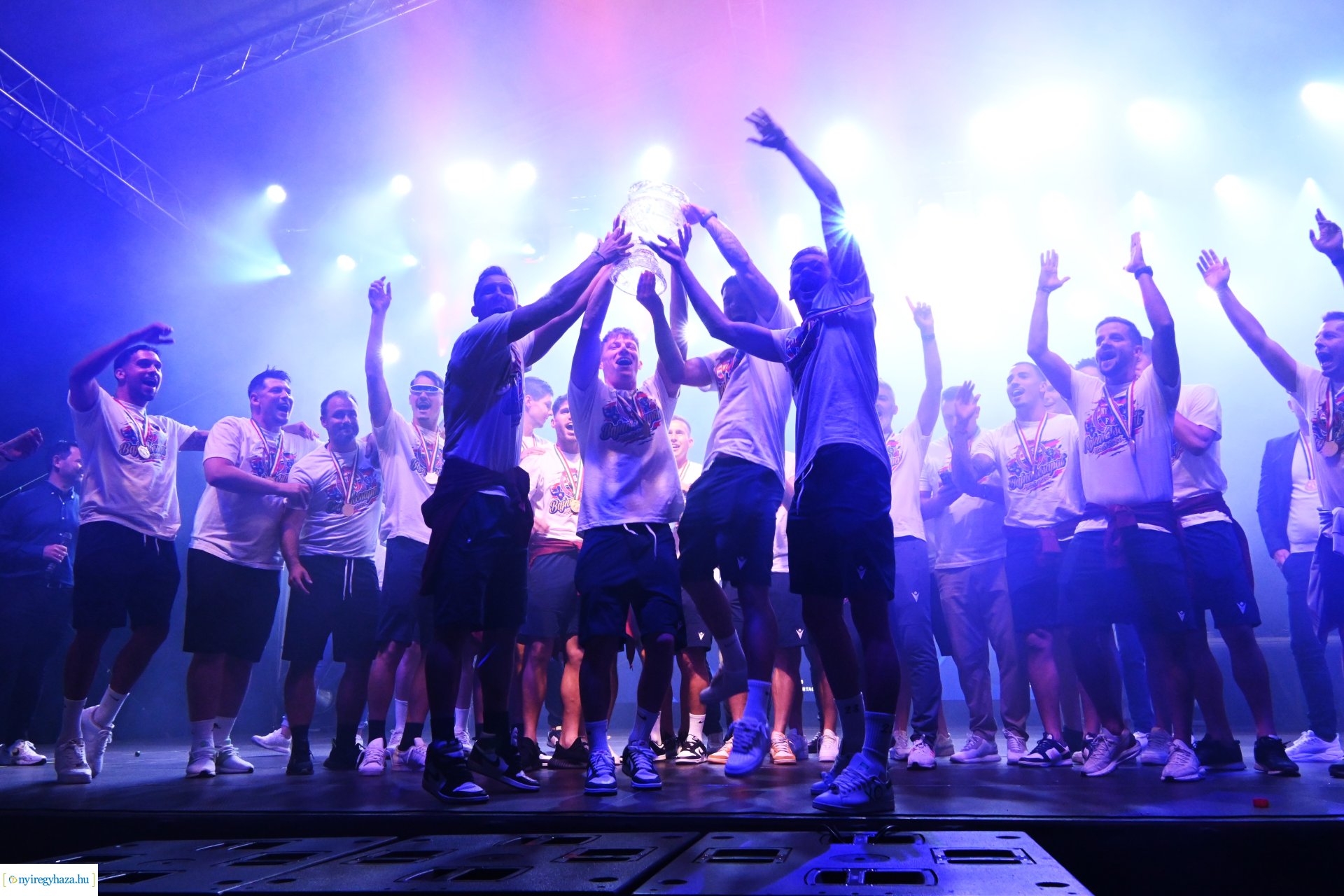 Bajnokavatás a Kossuth téren