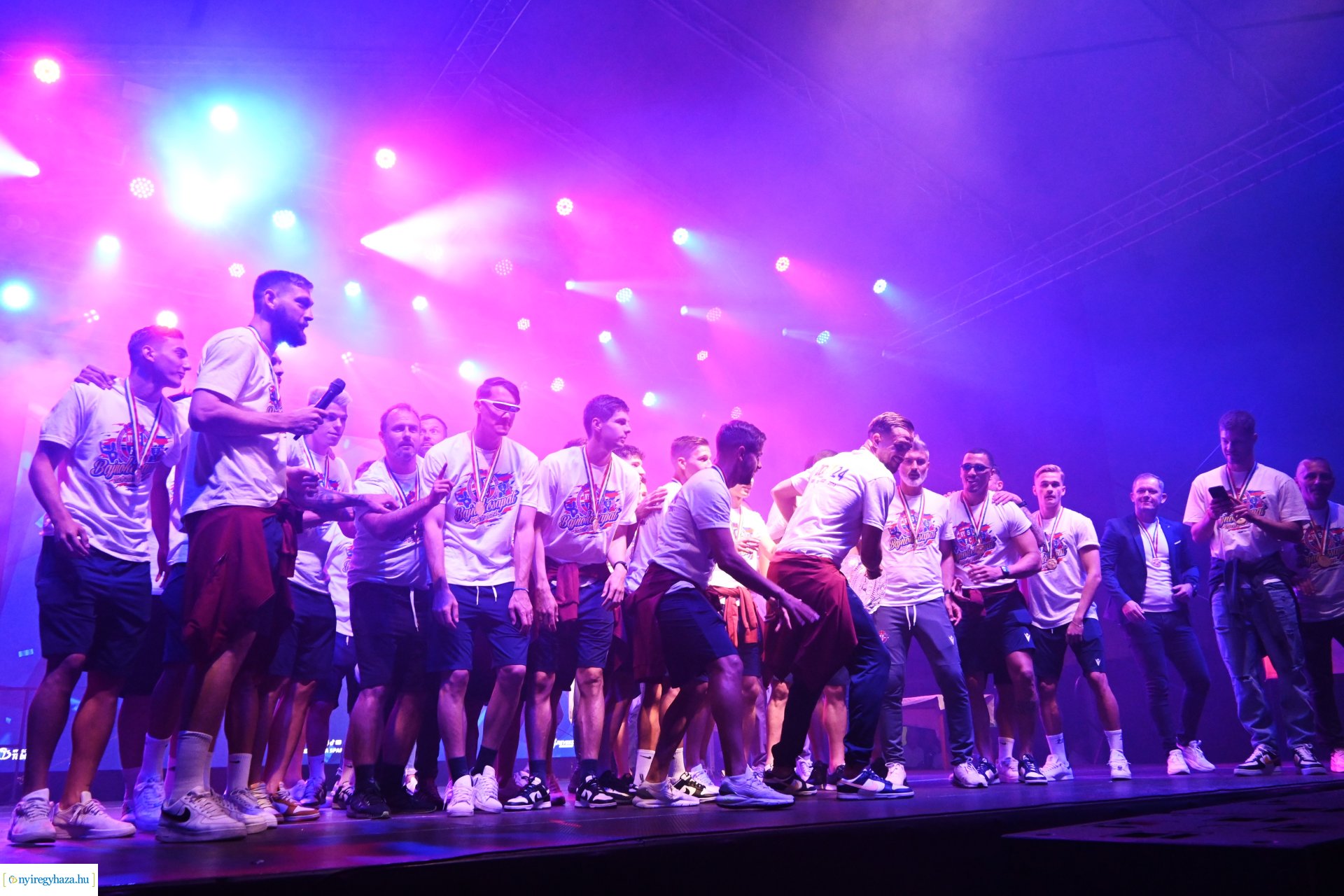 Bajnokavatás a Kossuth téren