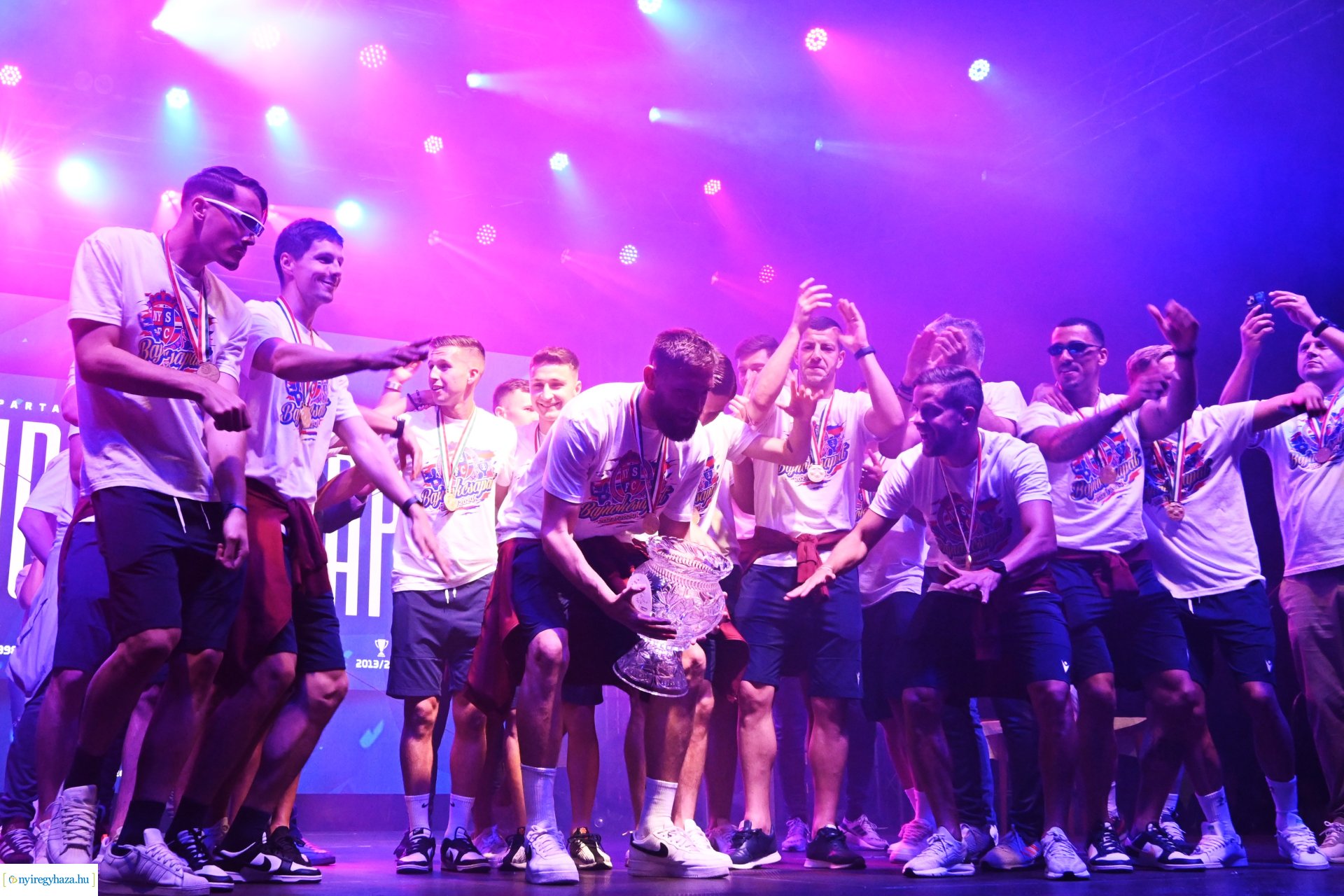 Bajnokavatás a Kossuth téren