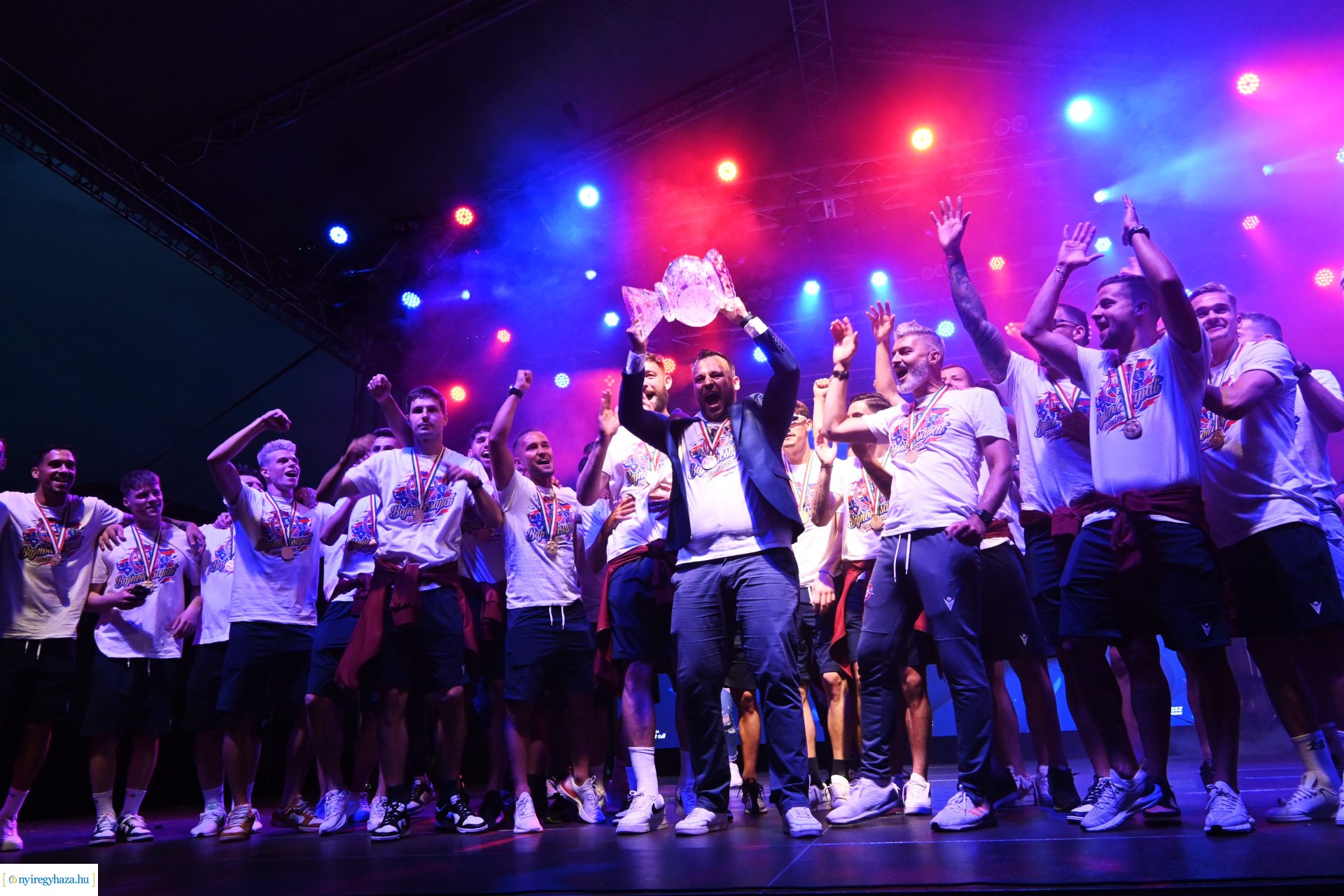 Bajnokavatás a Kossuth téren