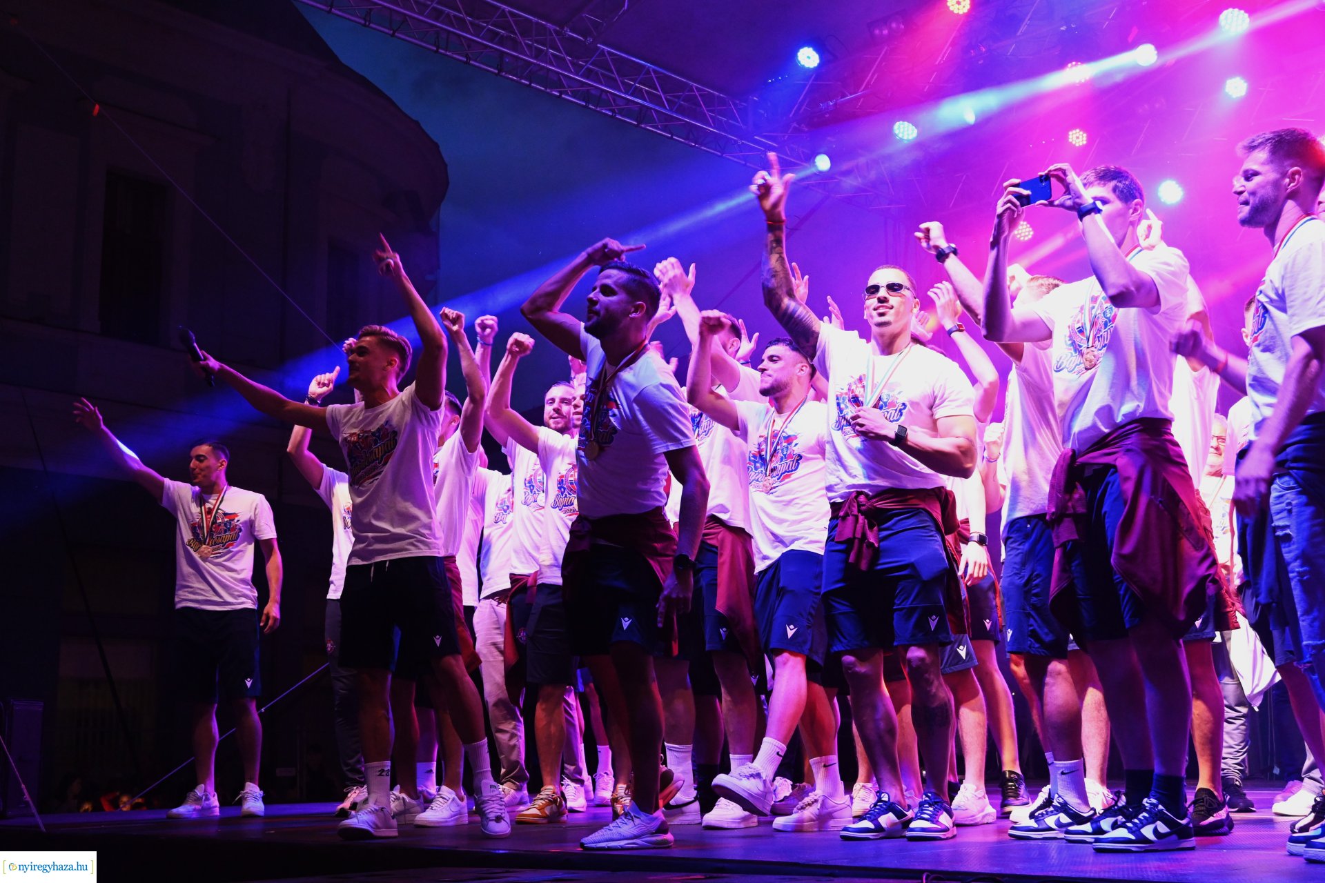 Bajnokavatás a Kossuth téren