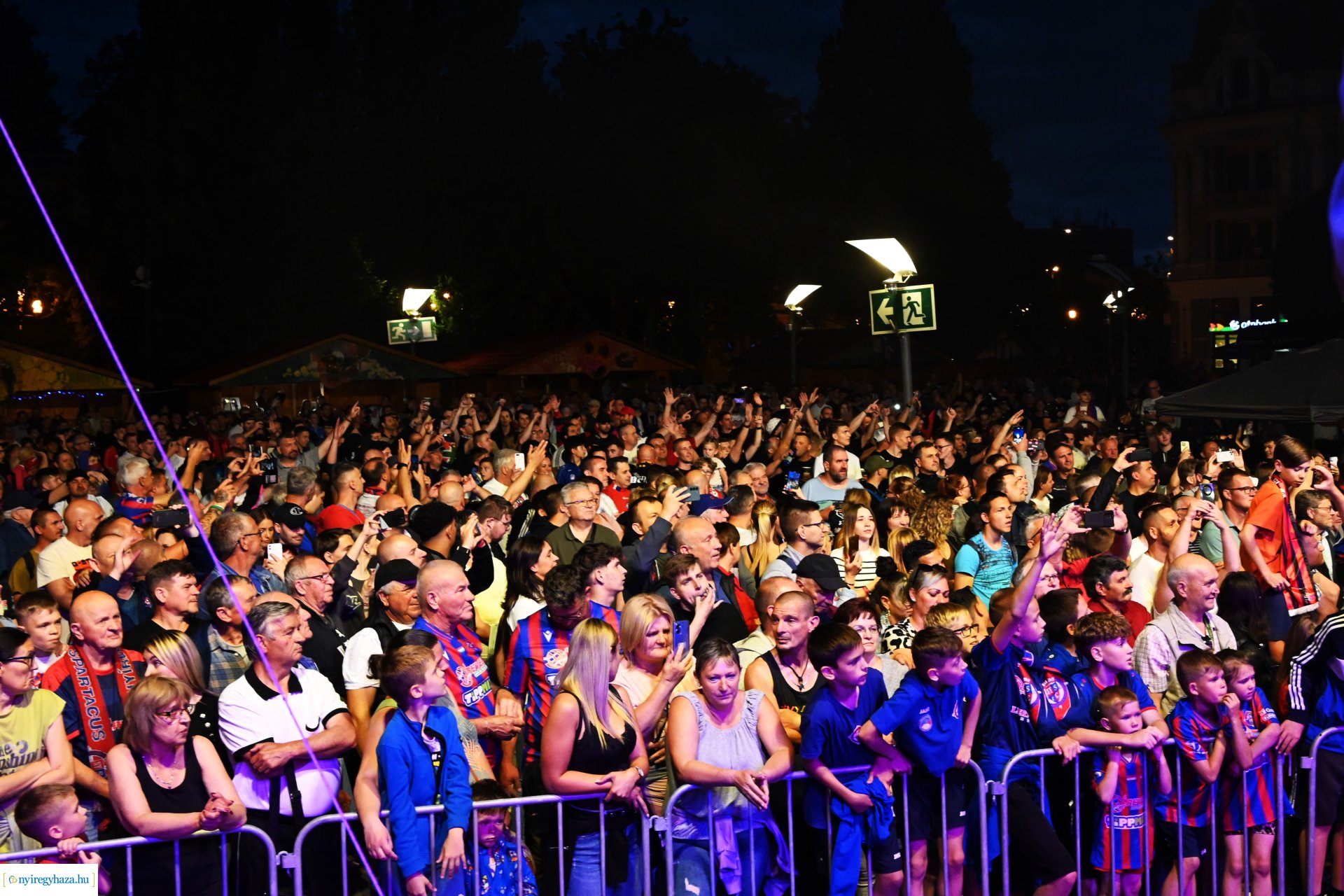 Bajnokavatás a Kossuth téren